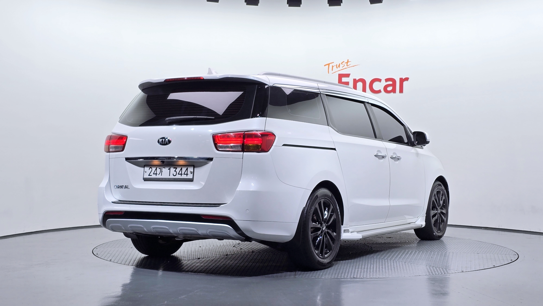 KIA CARNIVAL photo 3