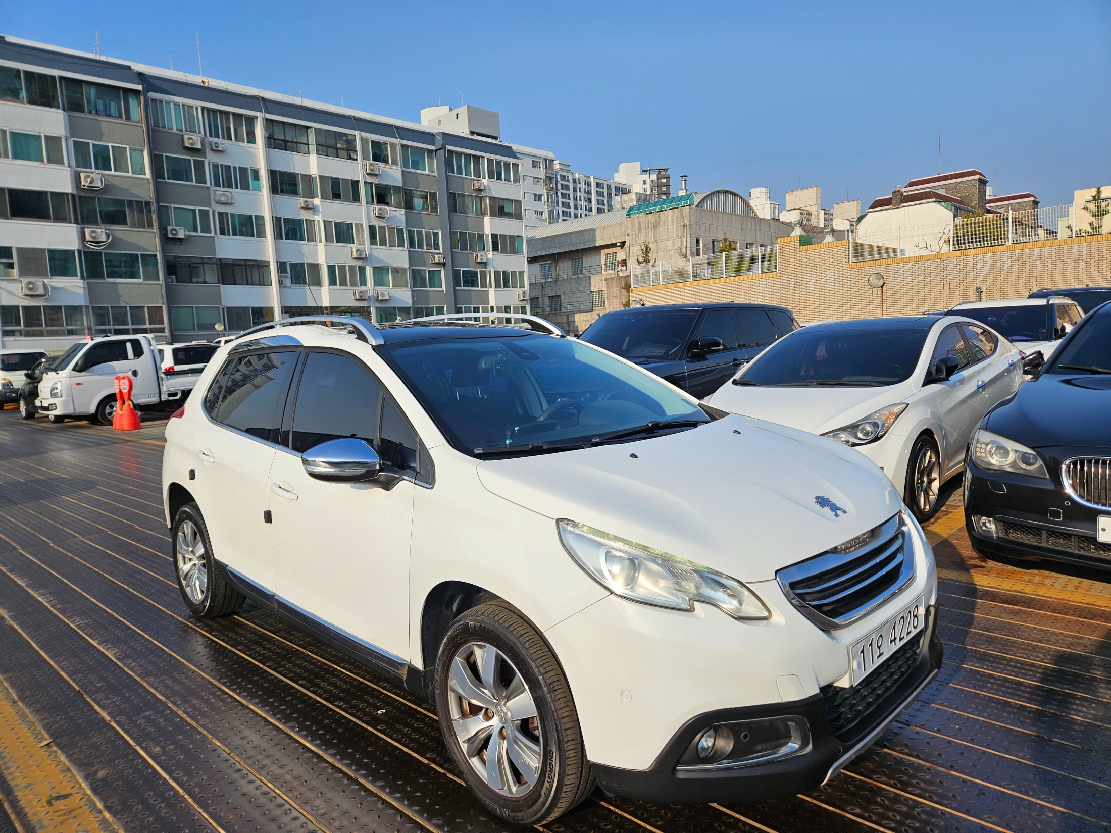 PEUGEOT 2008 photo 2