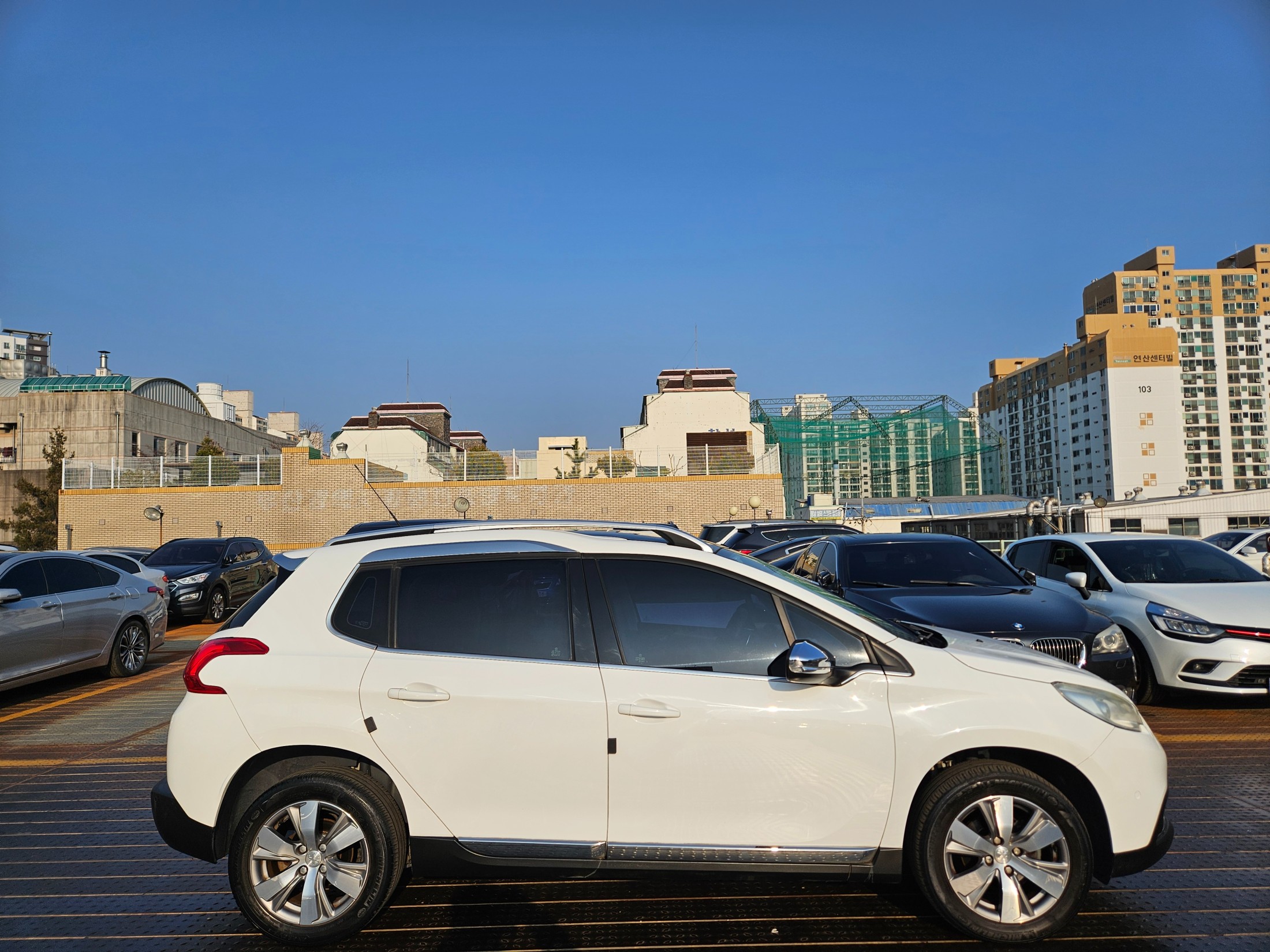 PEUGEOT 2008 photo 3