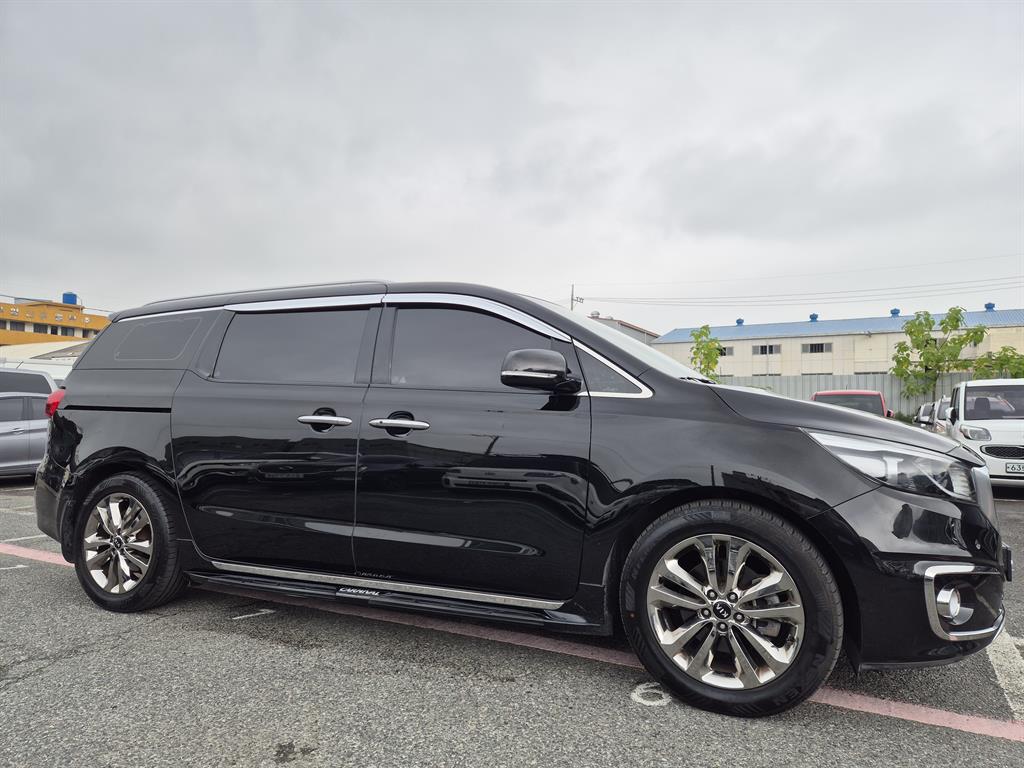 KIA CARNIVAL photo 3