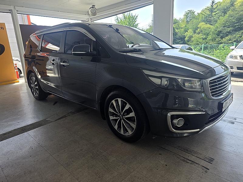 KIA CARNIVAL photo 2