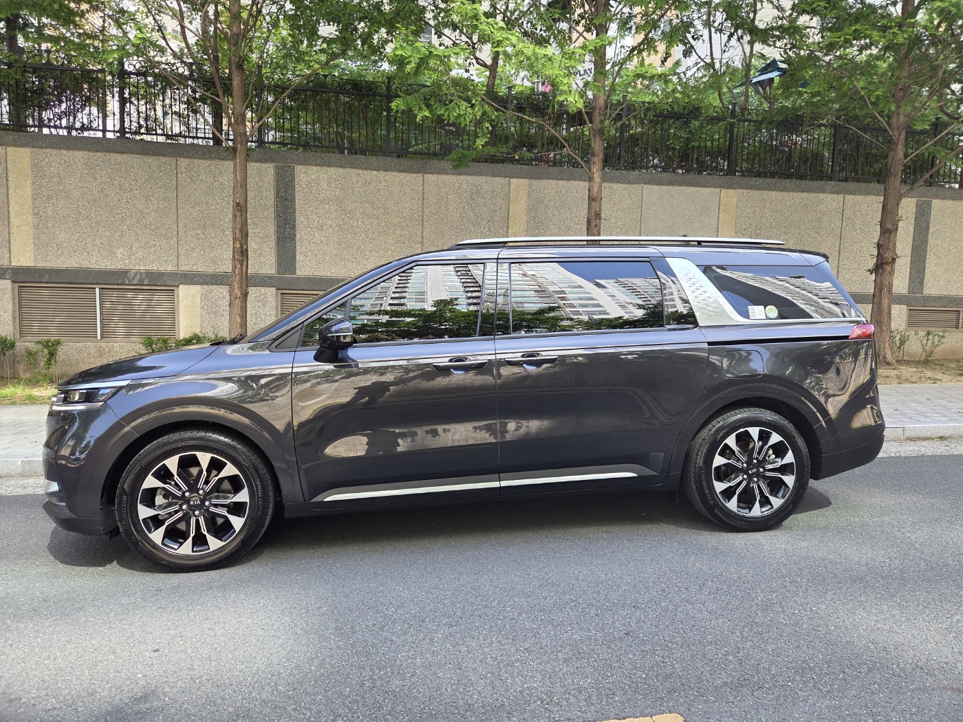 KIA CARNIVAL photo 2
