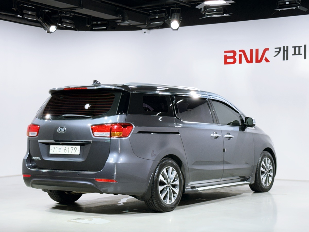 KIA CARNIVAL photo 2