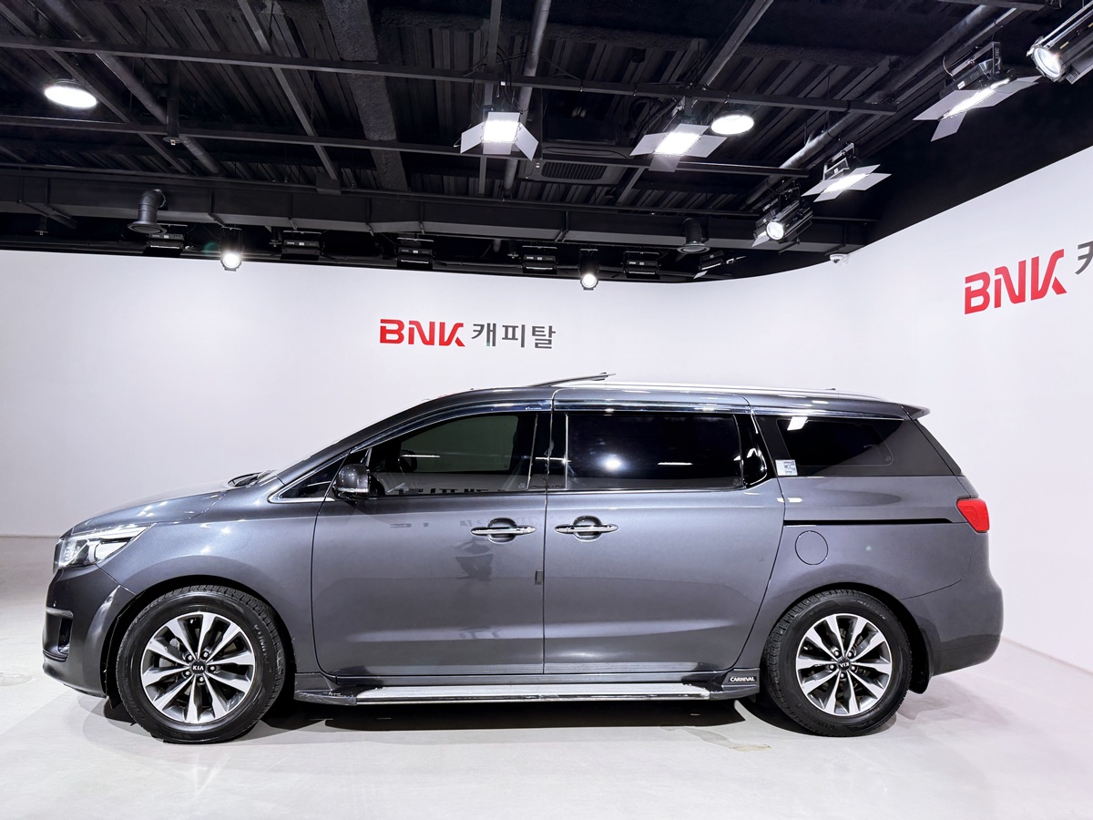 KIA CARNIVAL photo 3