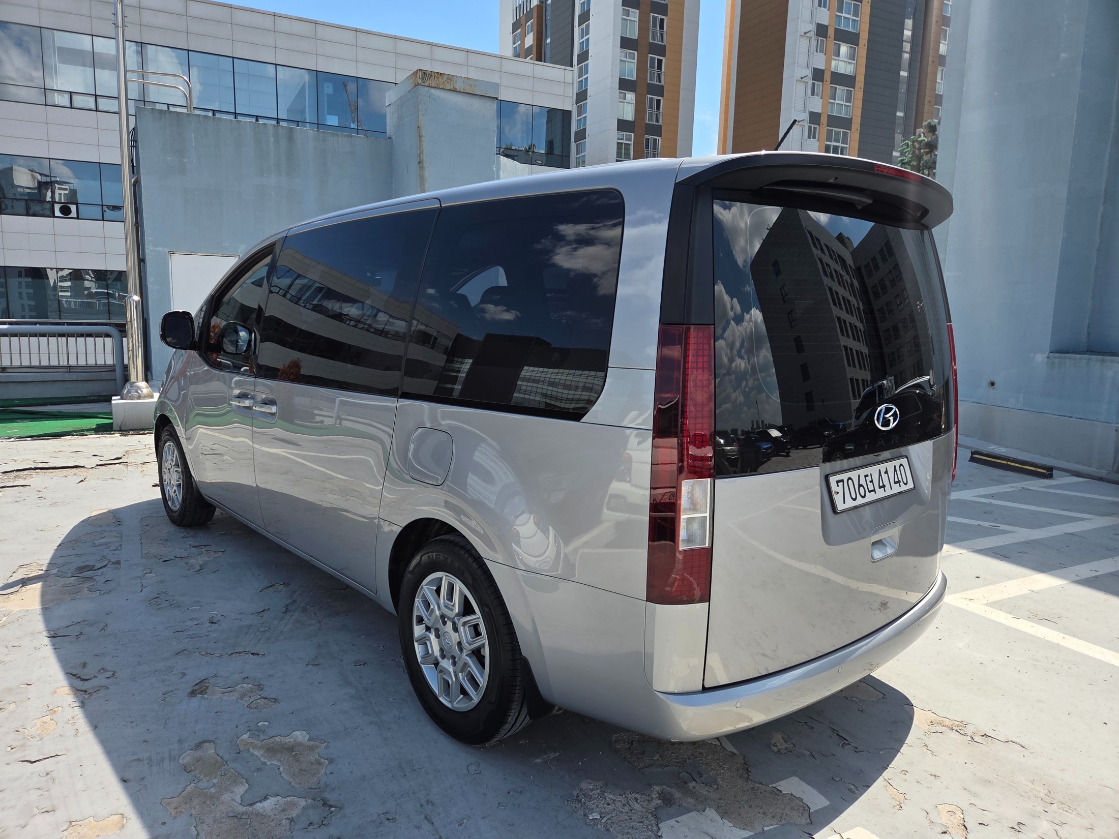 Mazda Bongo front view