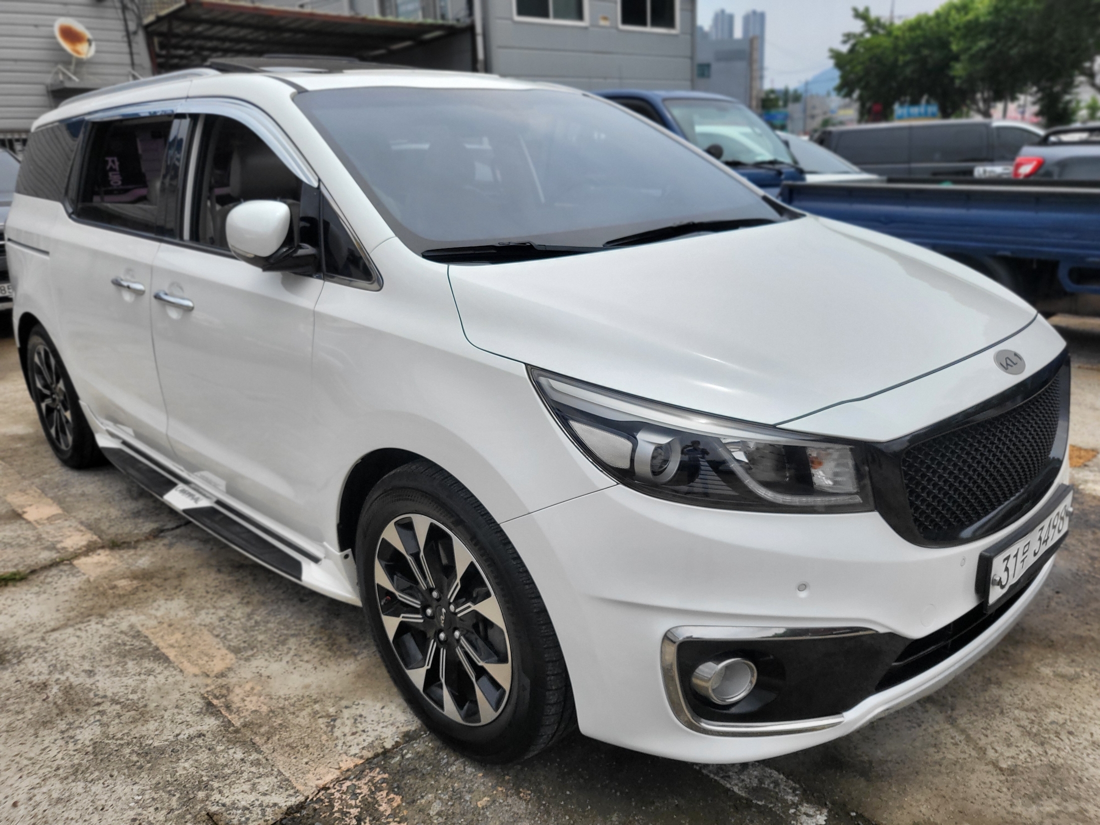 KIA CARNIVAL photo 2