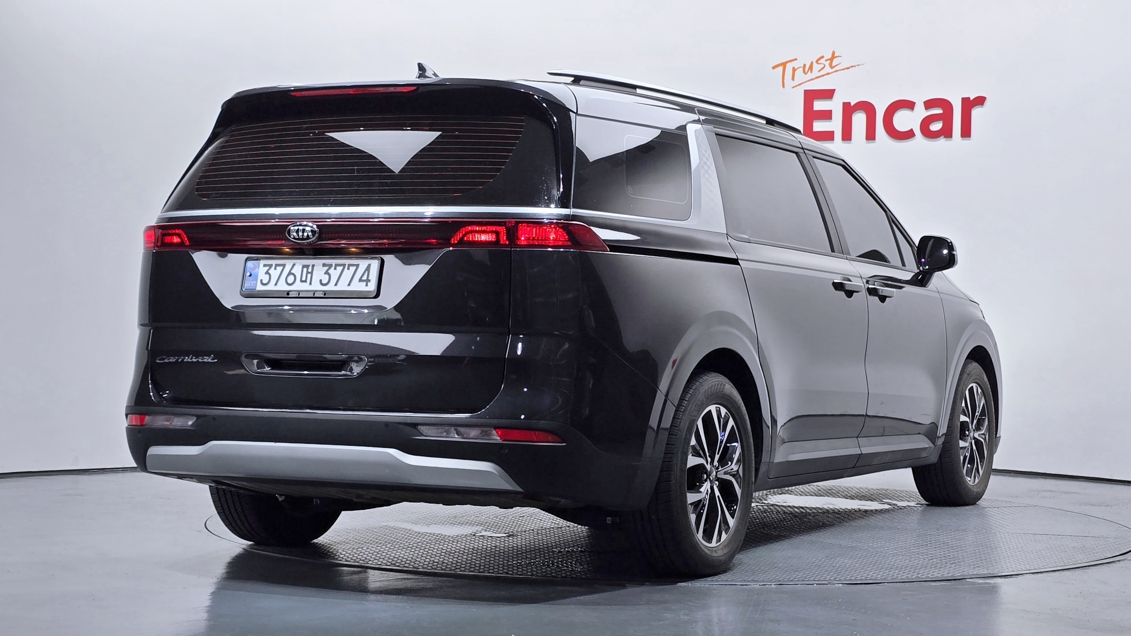 KIA CARNIVAL photo 3