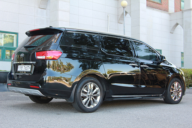 KIA CARNIVAL photo 2