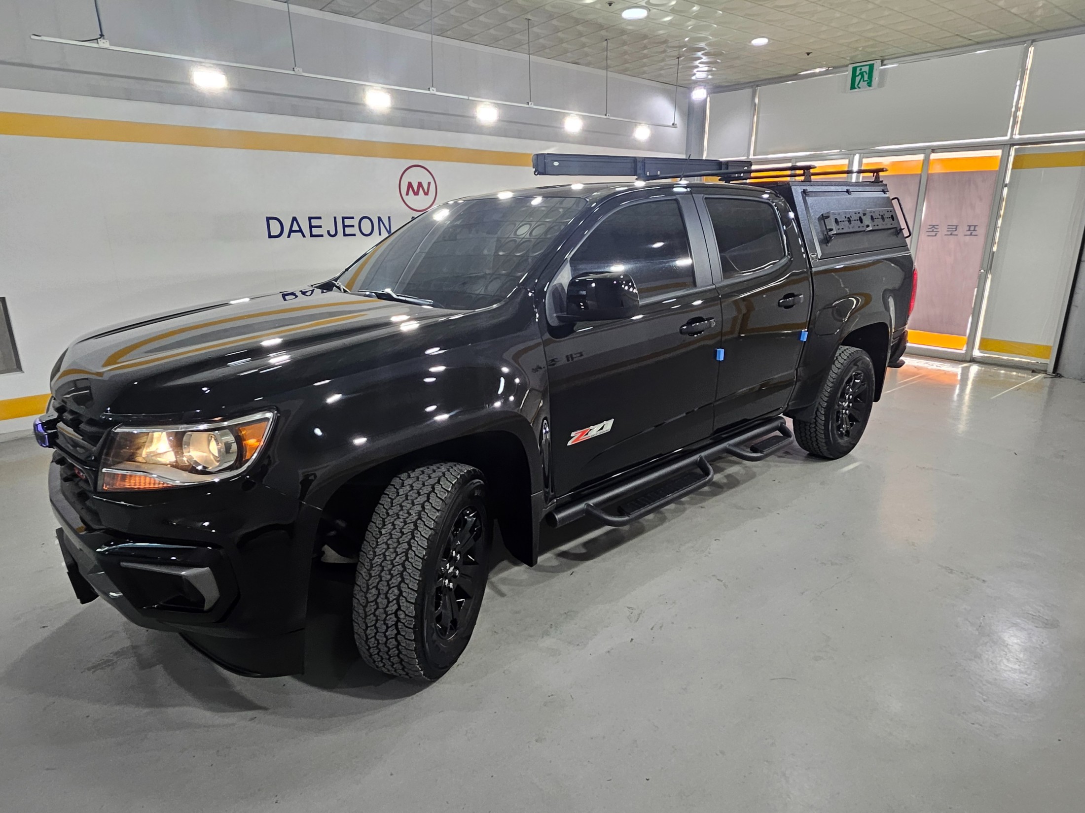 CHEVROLET COLORADO photo 2
