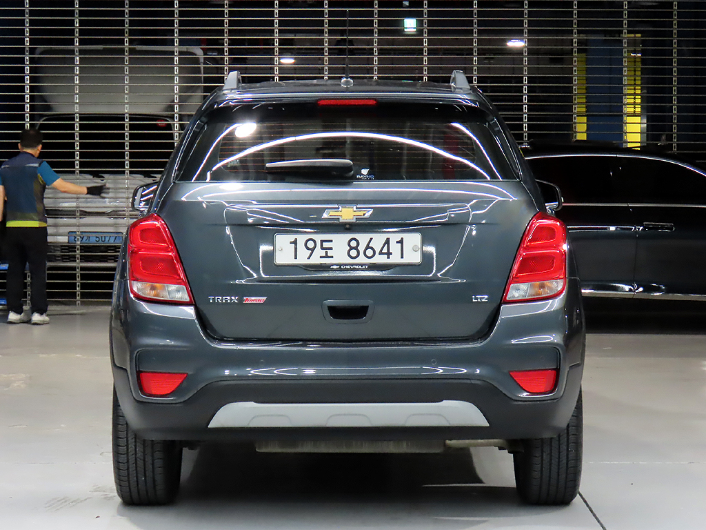 CHEVROLET TRAX photo 3