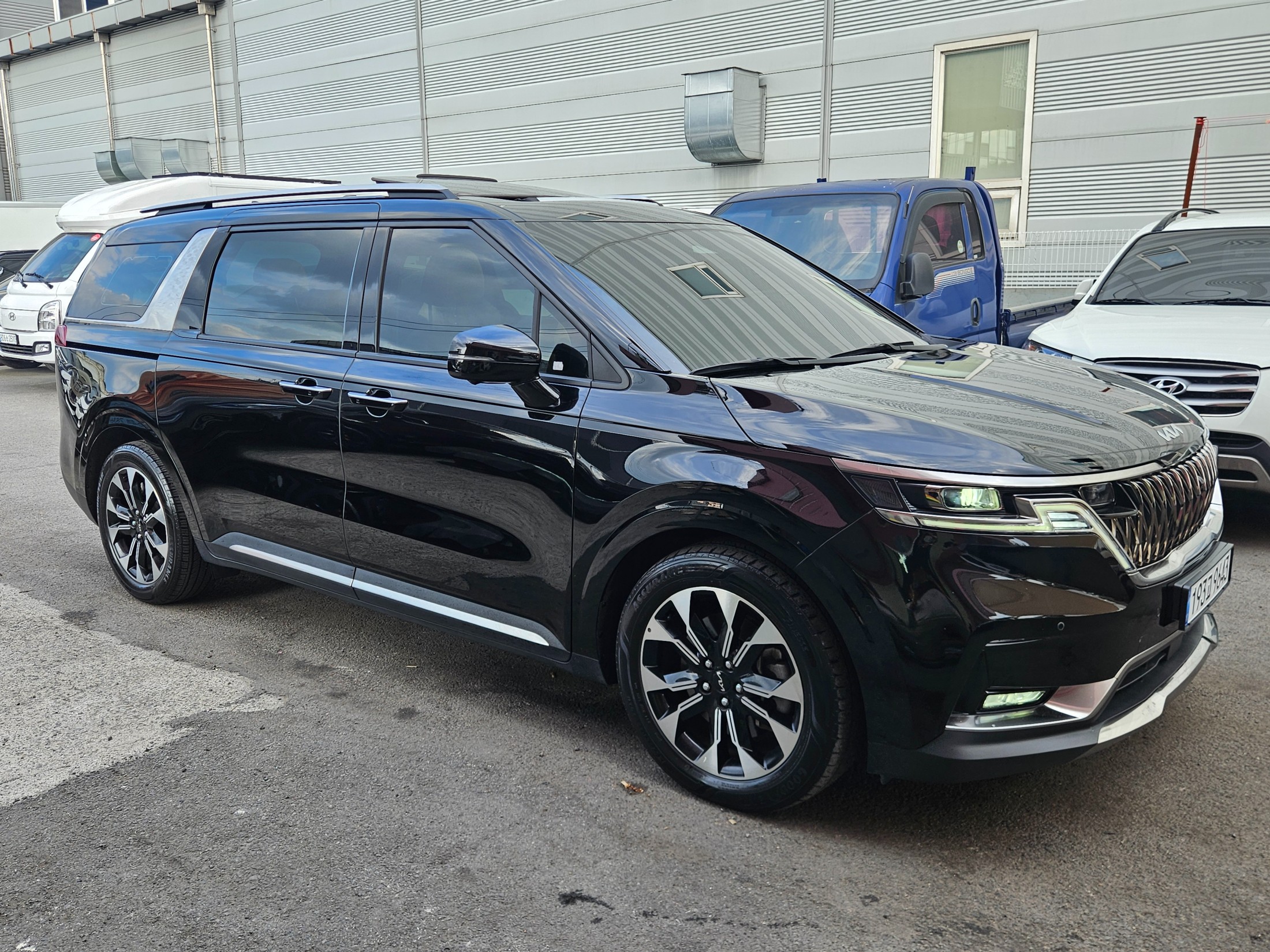 KIA CARNIVAL photo 2