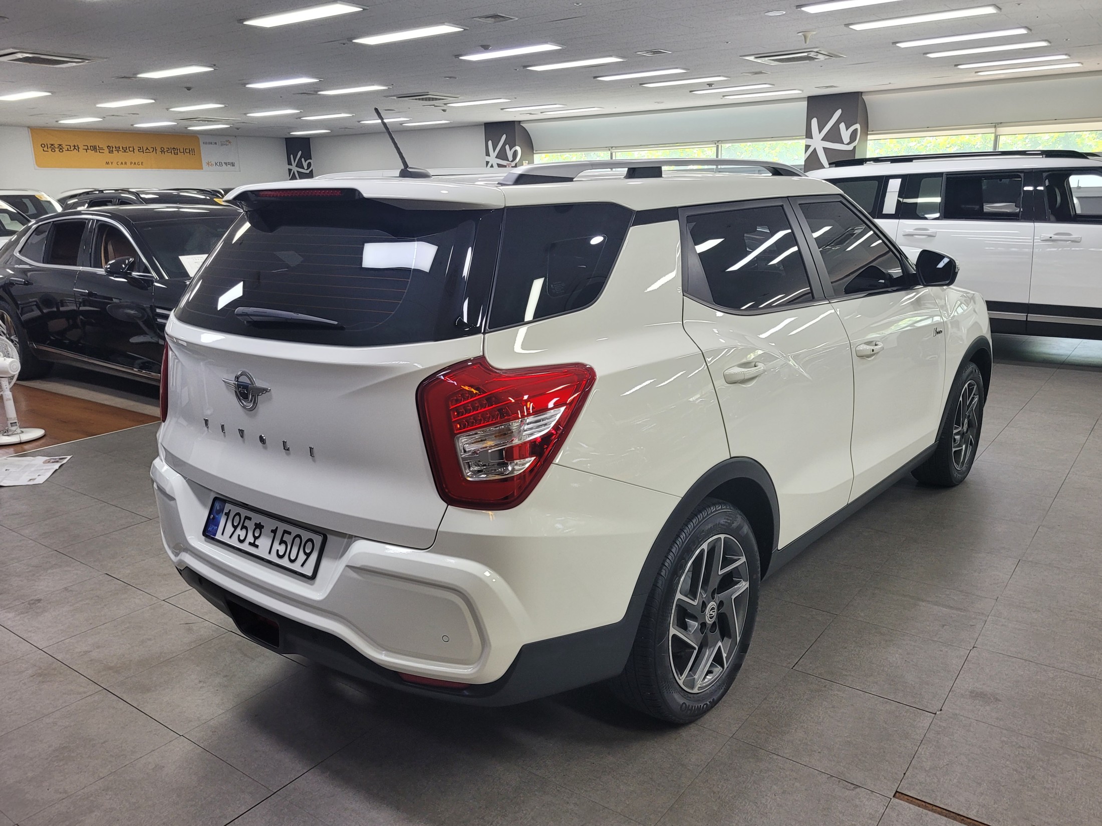 SSANGYONG TIVOLI photo 2