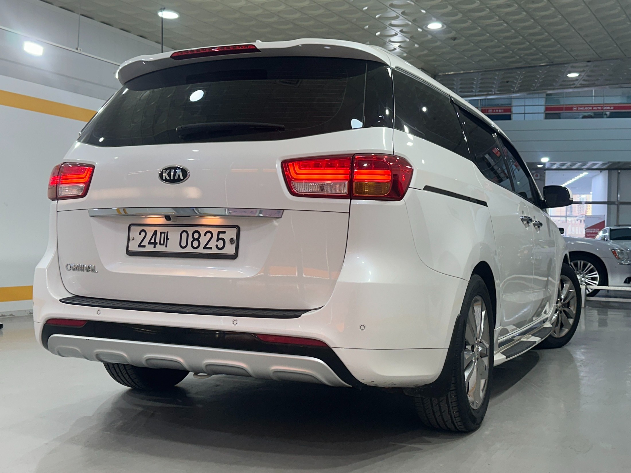 KIA CARNIVAL photo 2