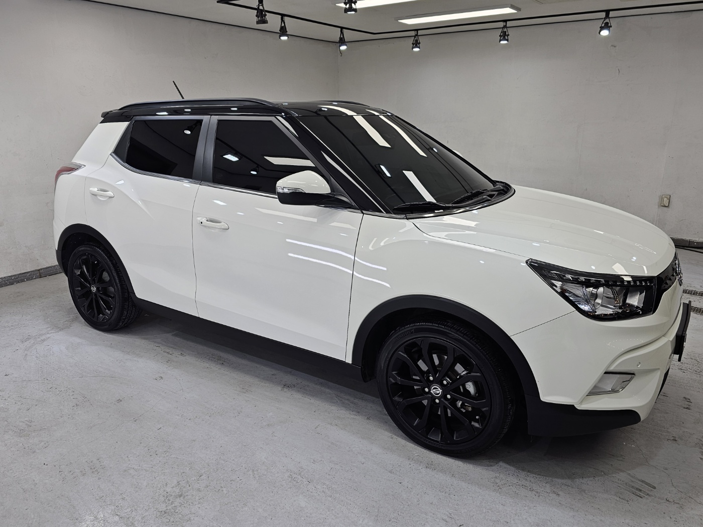 SSANGYONG TIVOLI photo 2