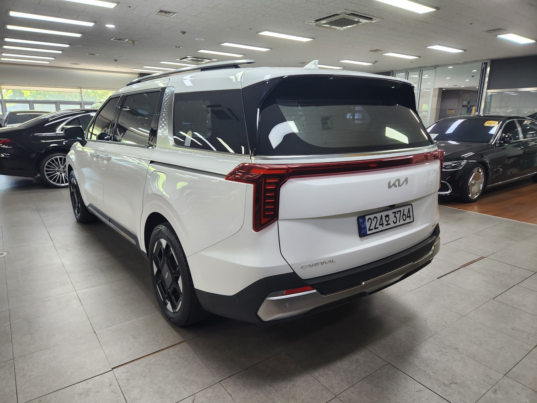 KIA CARNIVAL photo 2