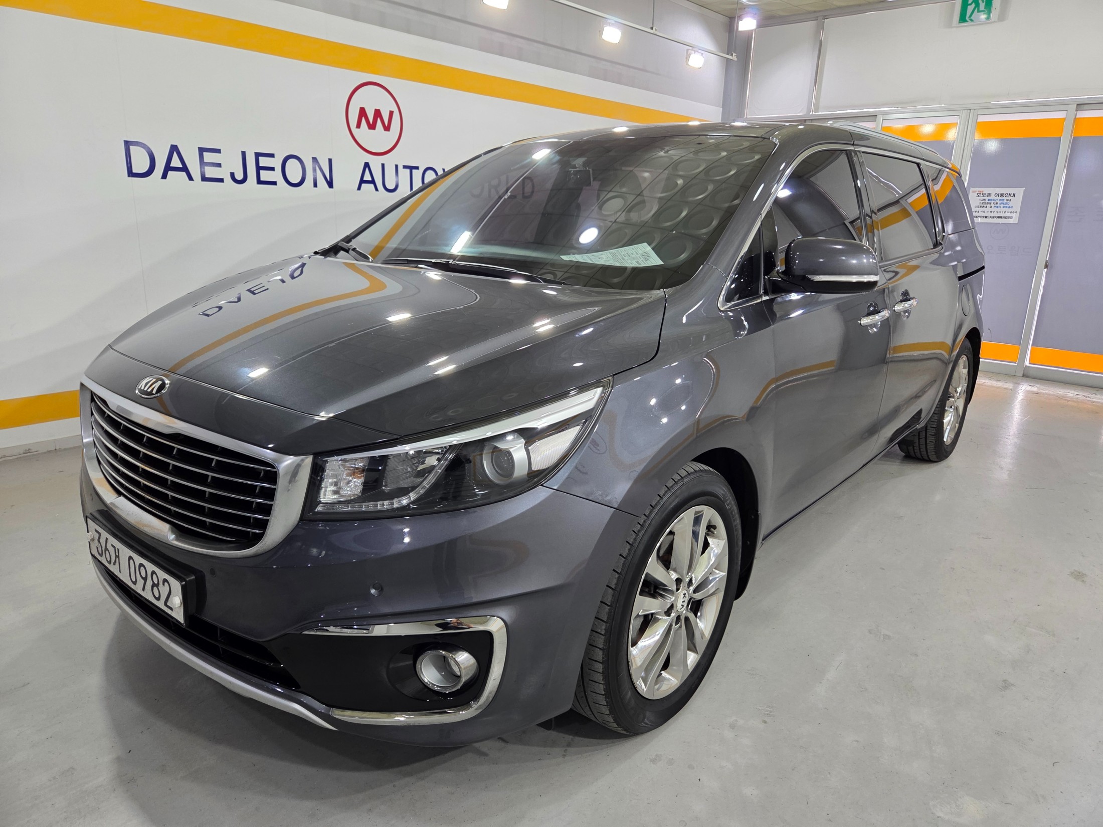 KIA CARNIVAL photo 2