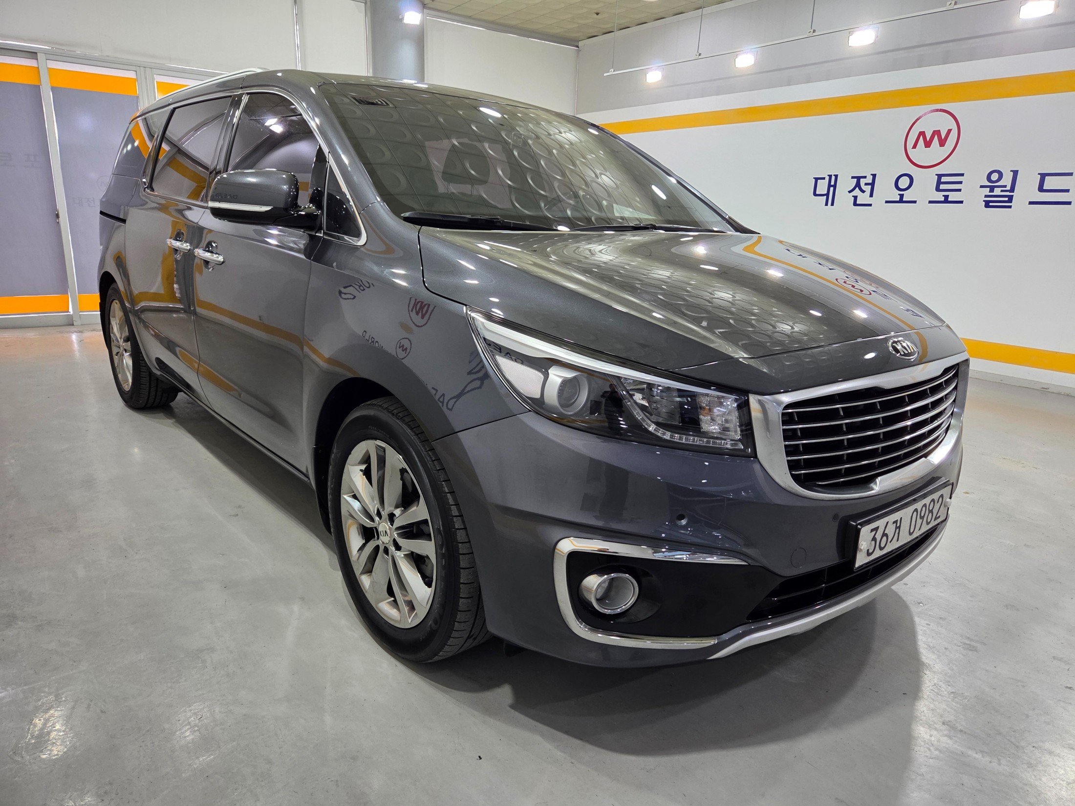 KIA CARNIVAL photo 3