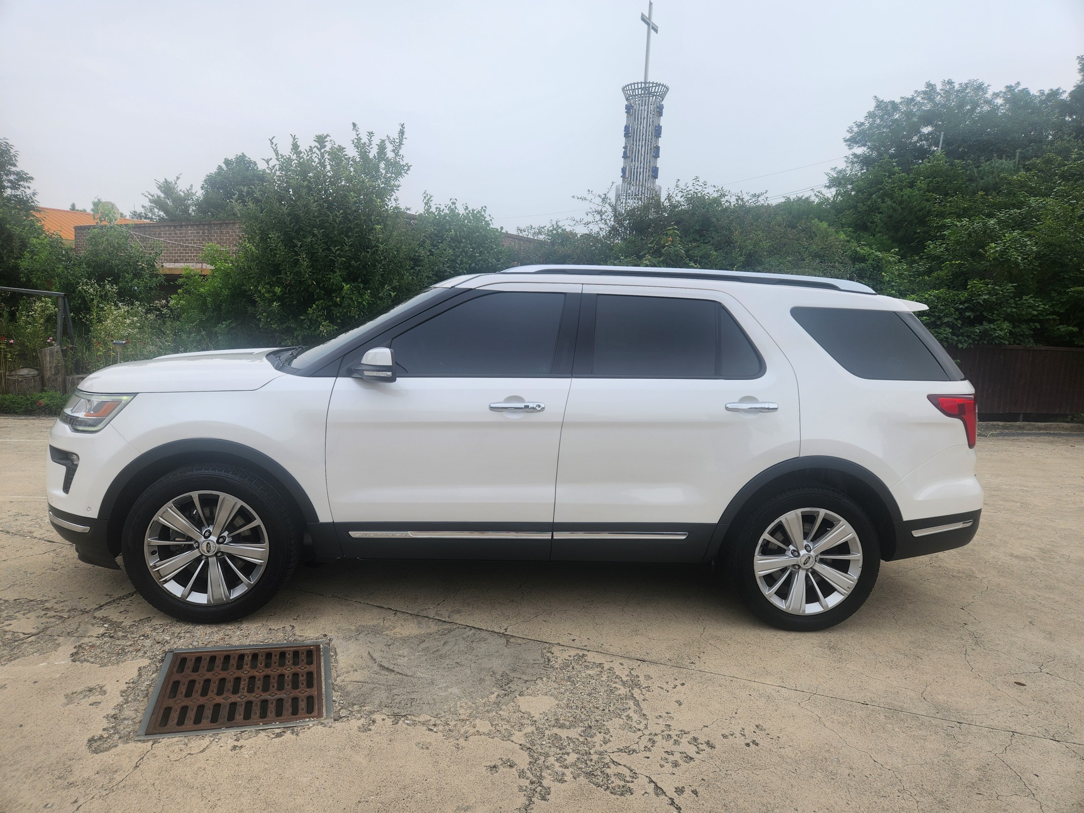 FORD EXPLORER photo 2
