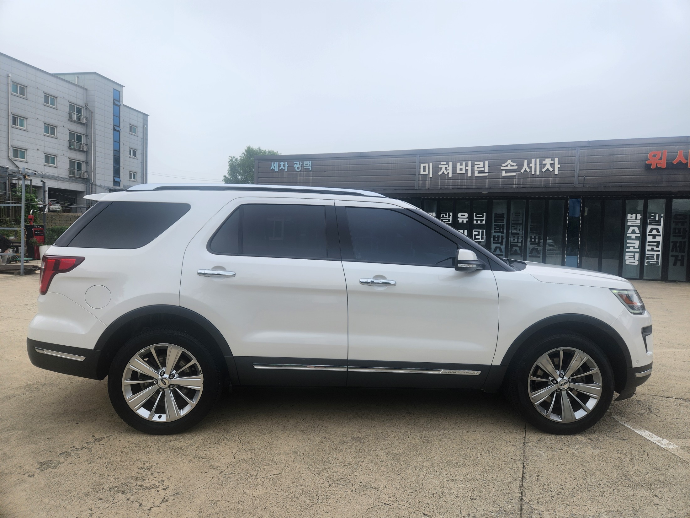 FORD EXPLORER photo 3
