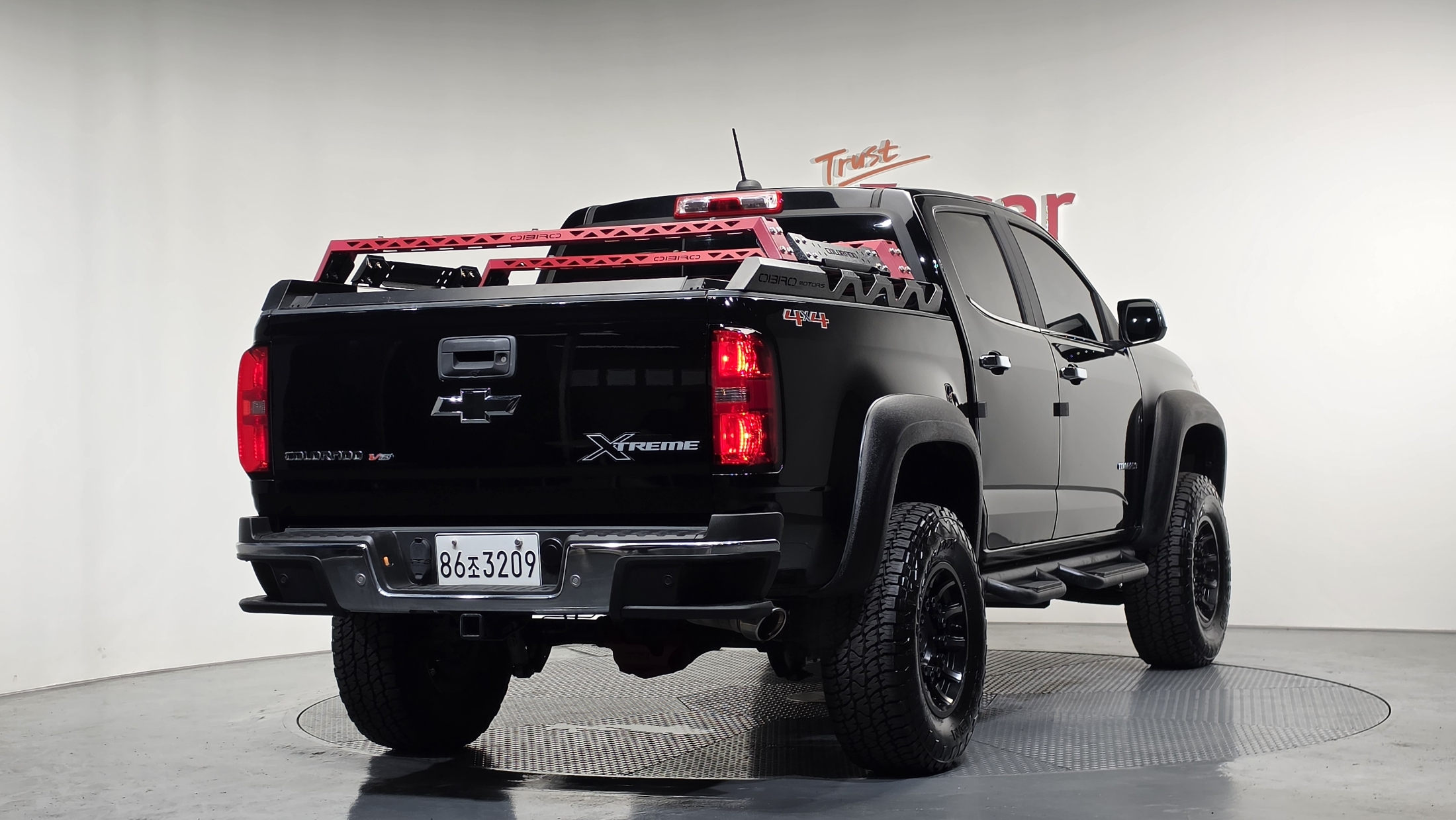CHEVROLET COLORADO photo 2