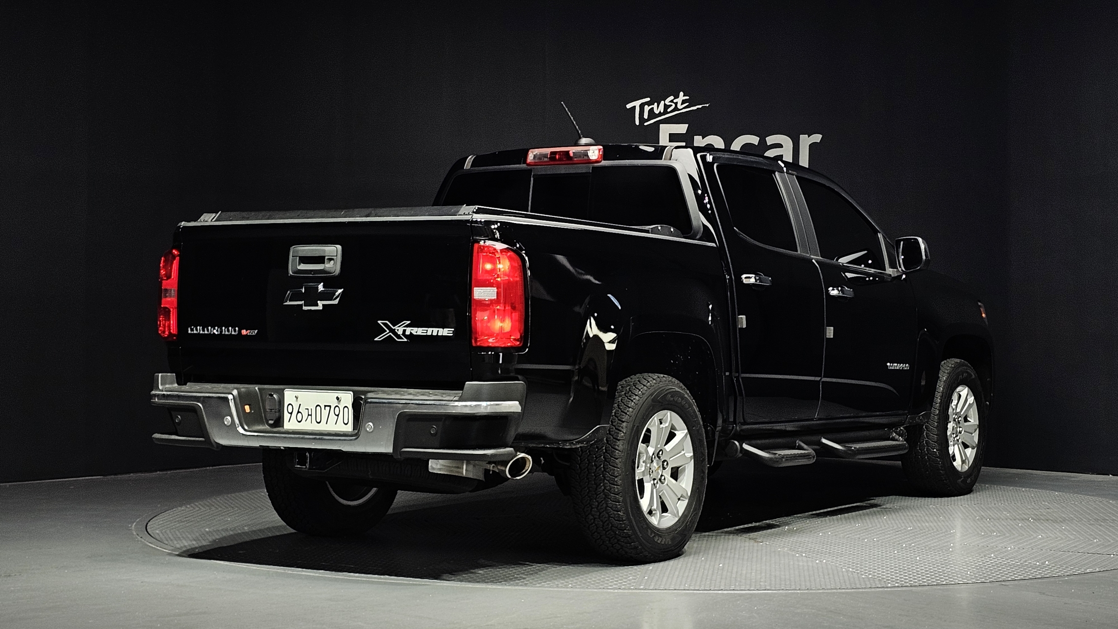 CHEVROLET COLORADO photo 2