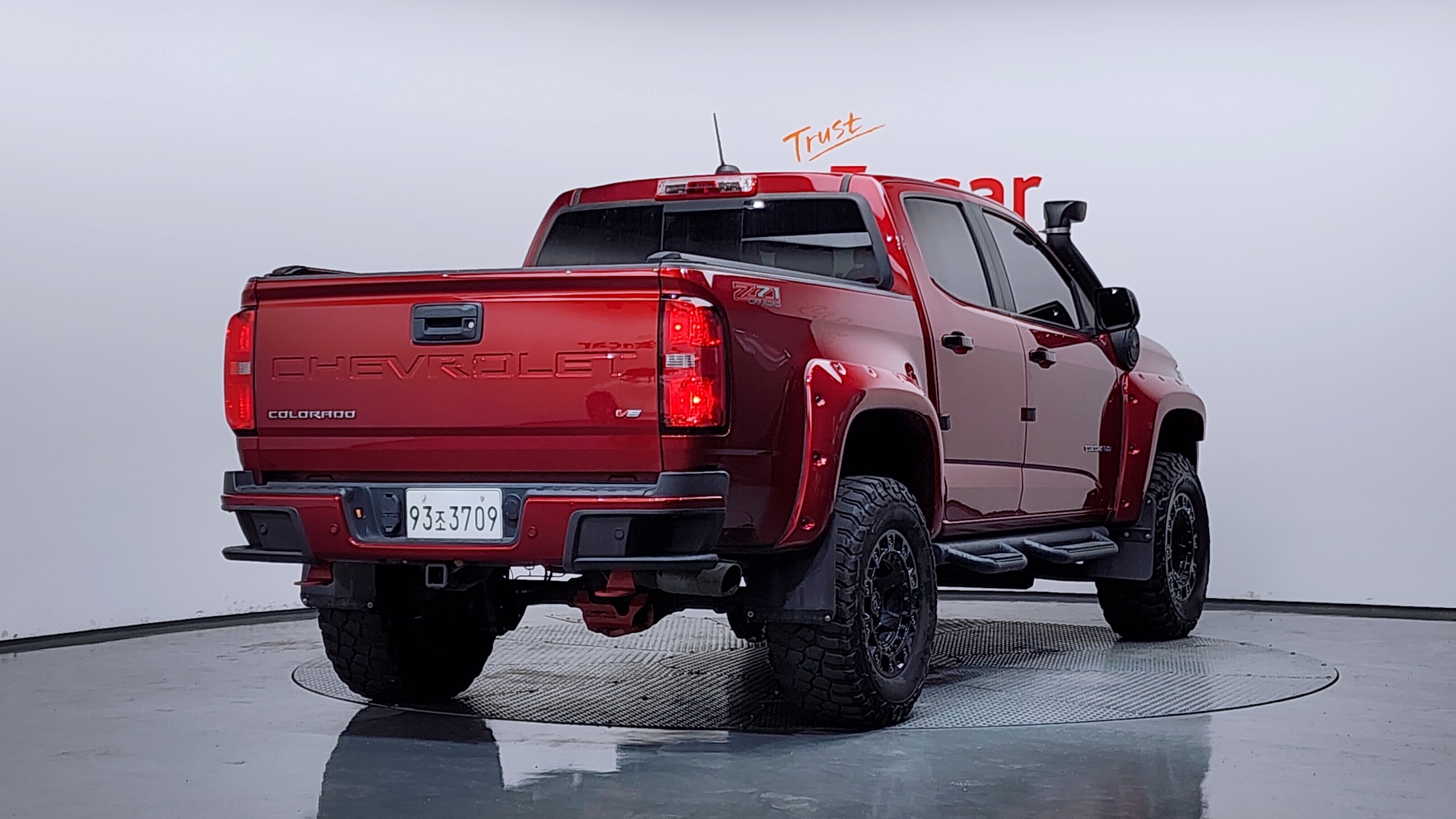 CHEVROLET COLORADO photo 2