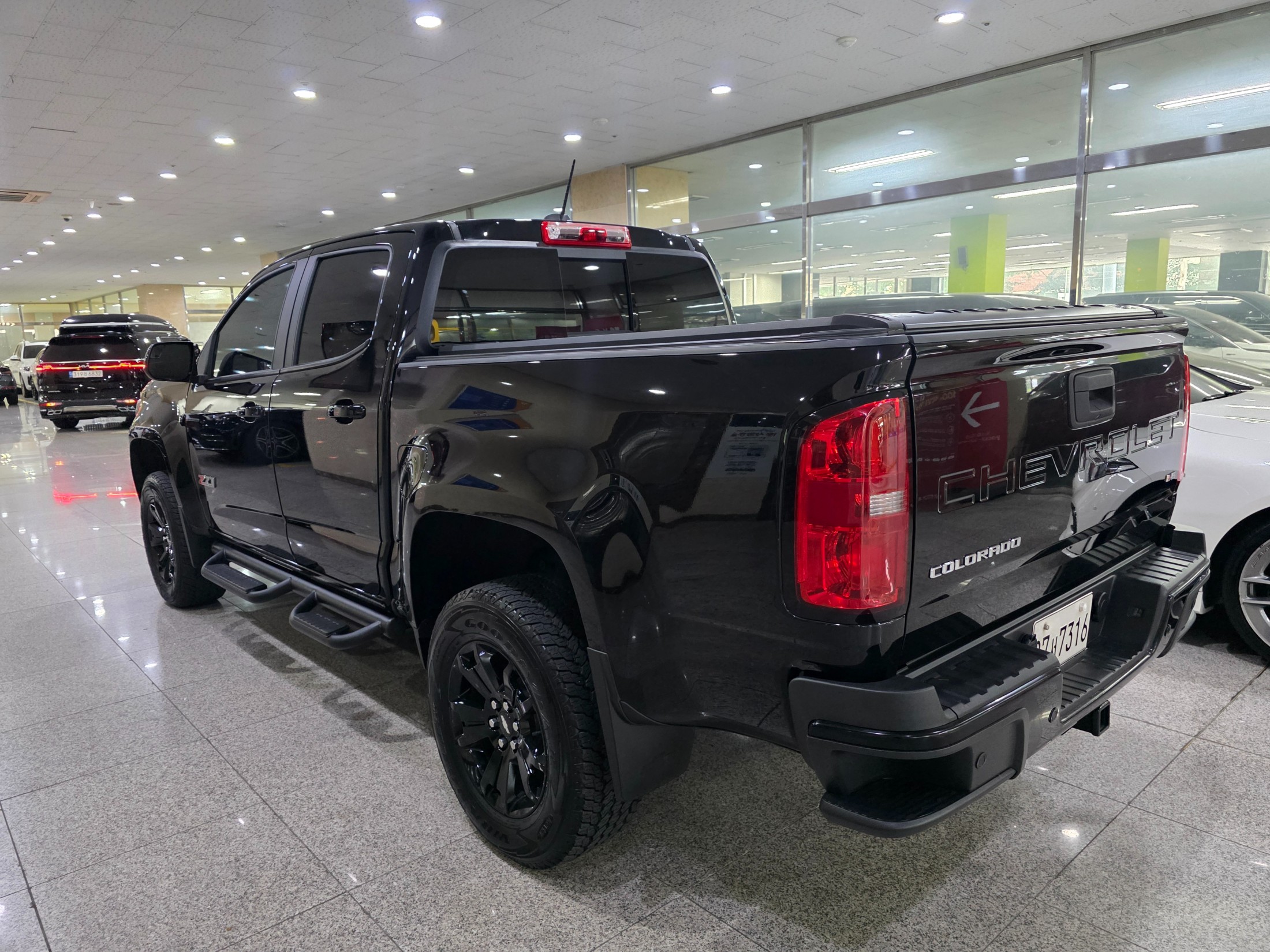 CHEVROLET COLORADO photo 2