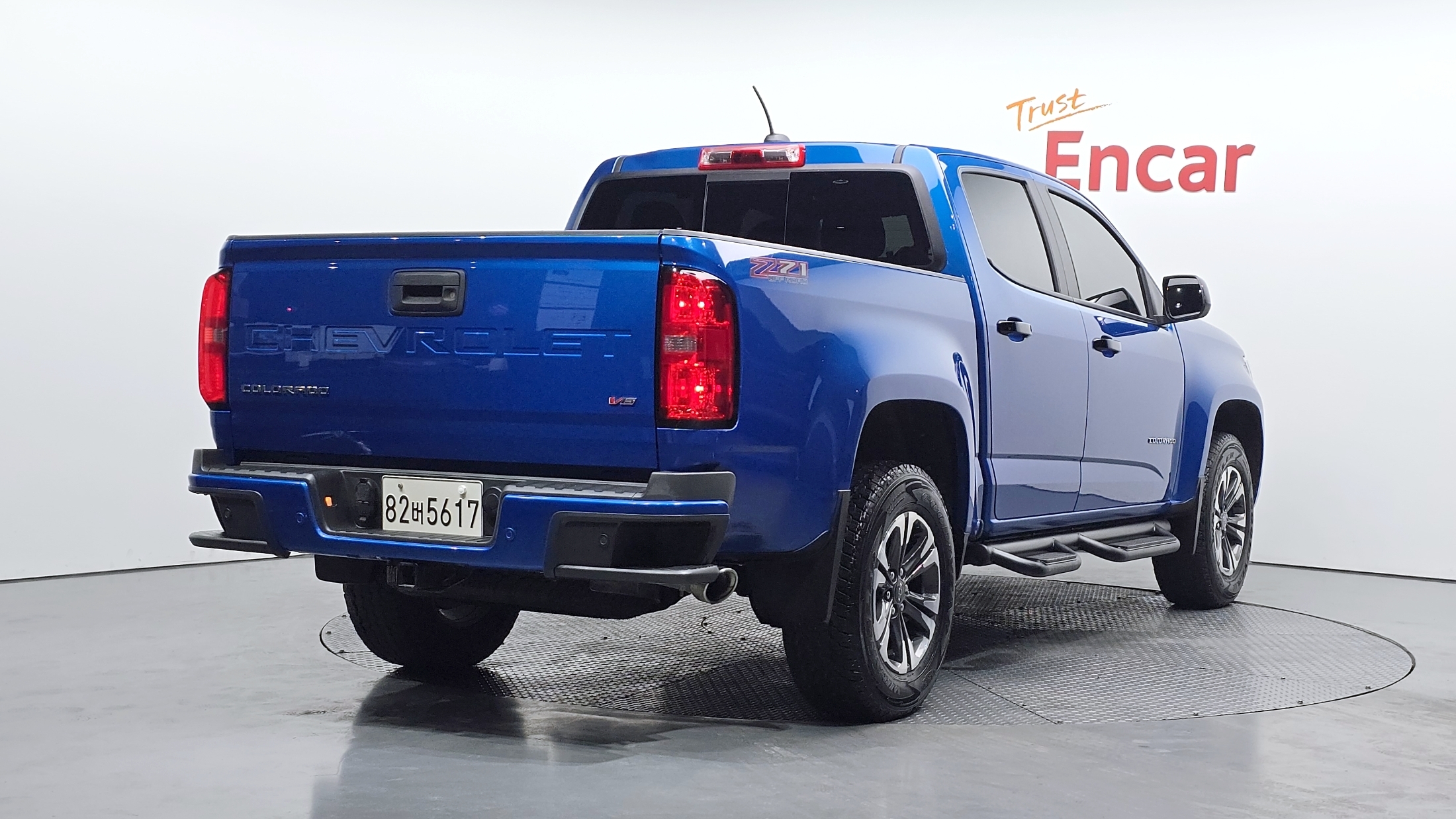 CHEVROLET COLORADO photo 2