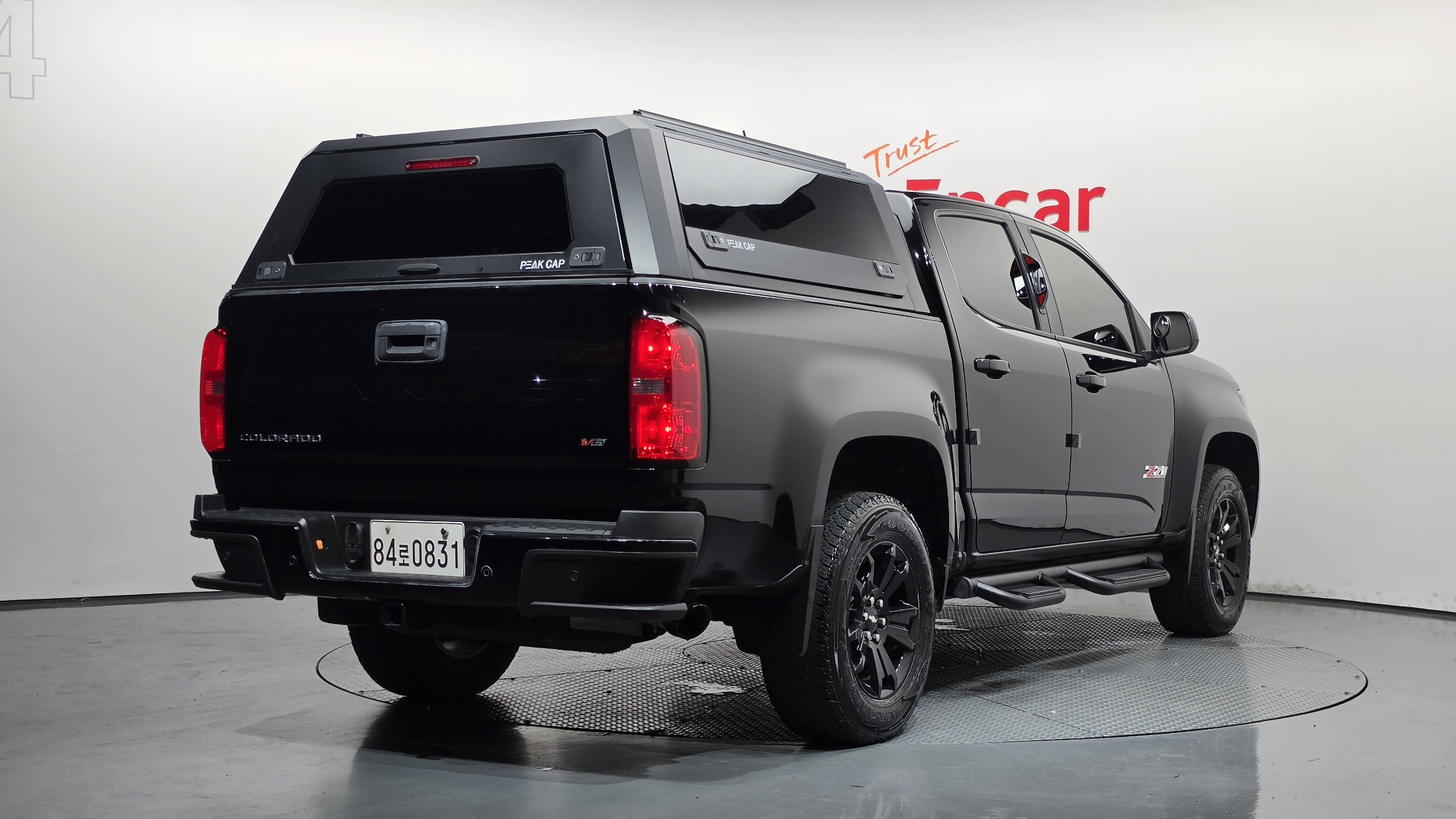 CHEVROLET COLORADO photo 2