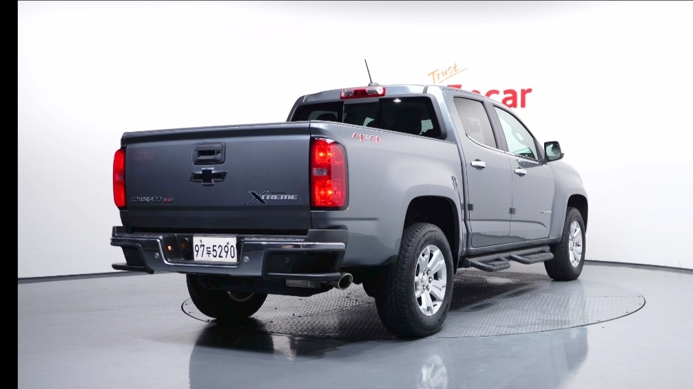 CHEVROLET COLORADO photo 2