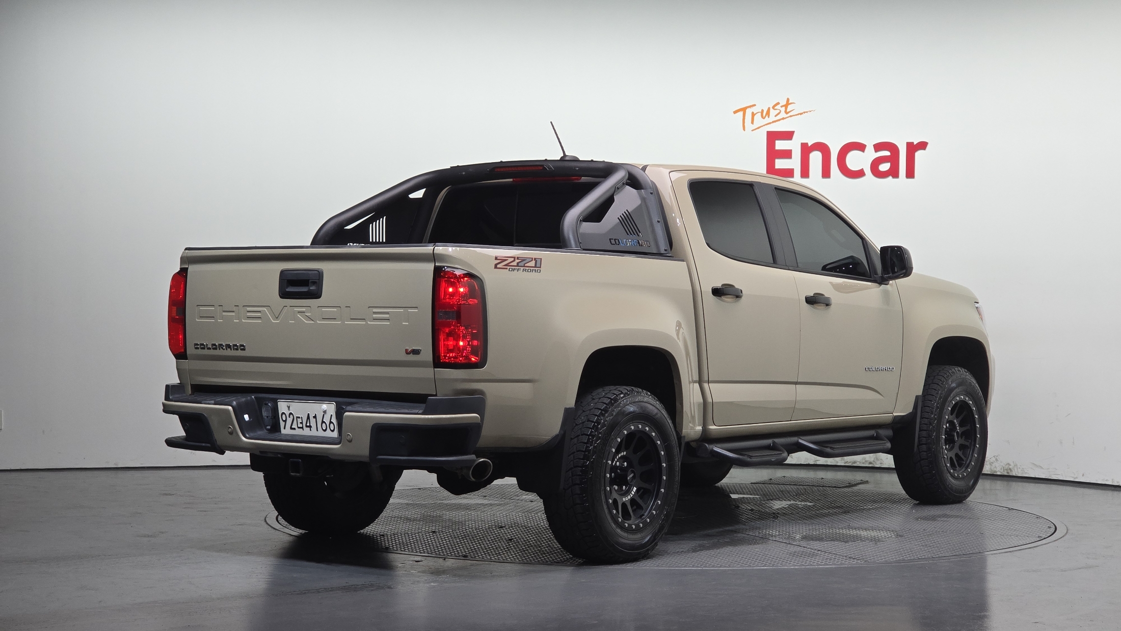 CHEVROLET COLORADO photo 2