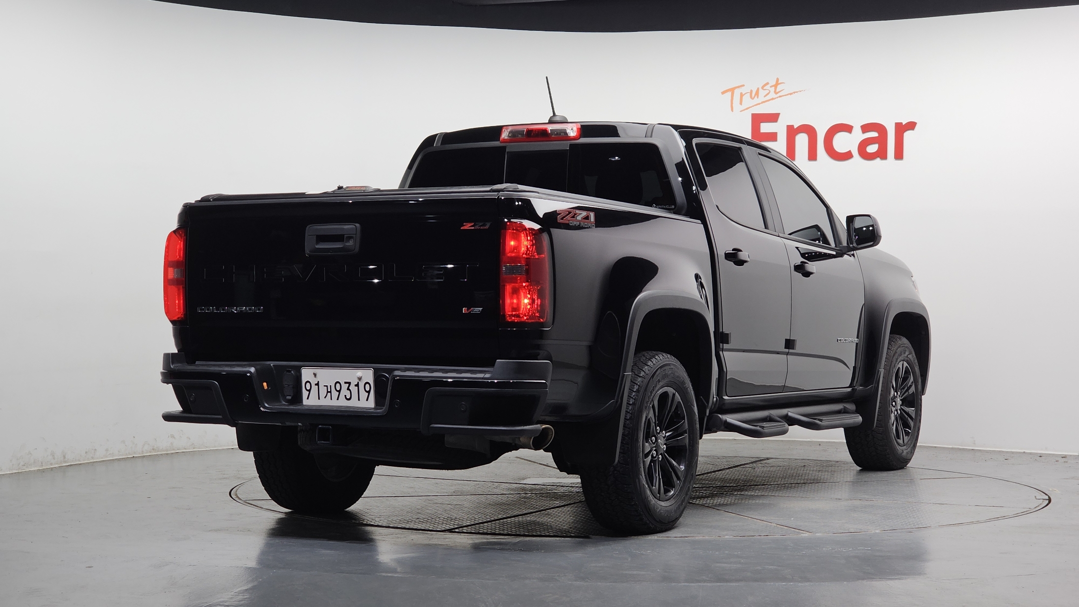 CHEVROLET COLORADO photo 2
