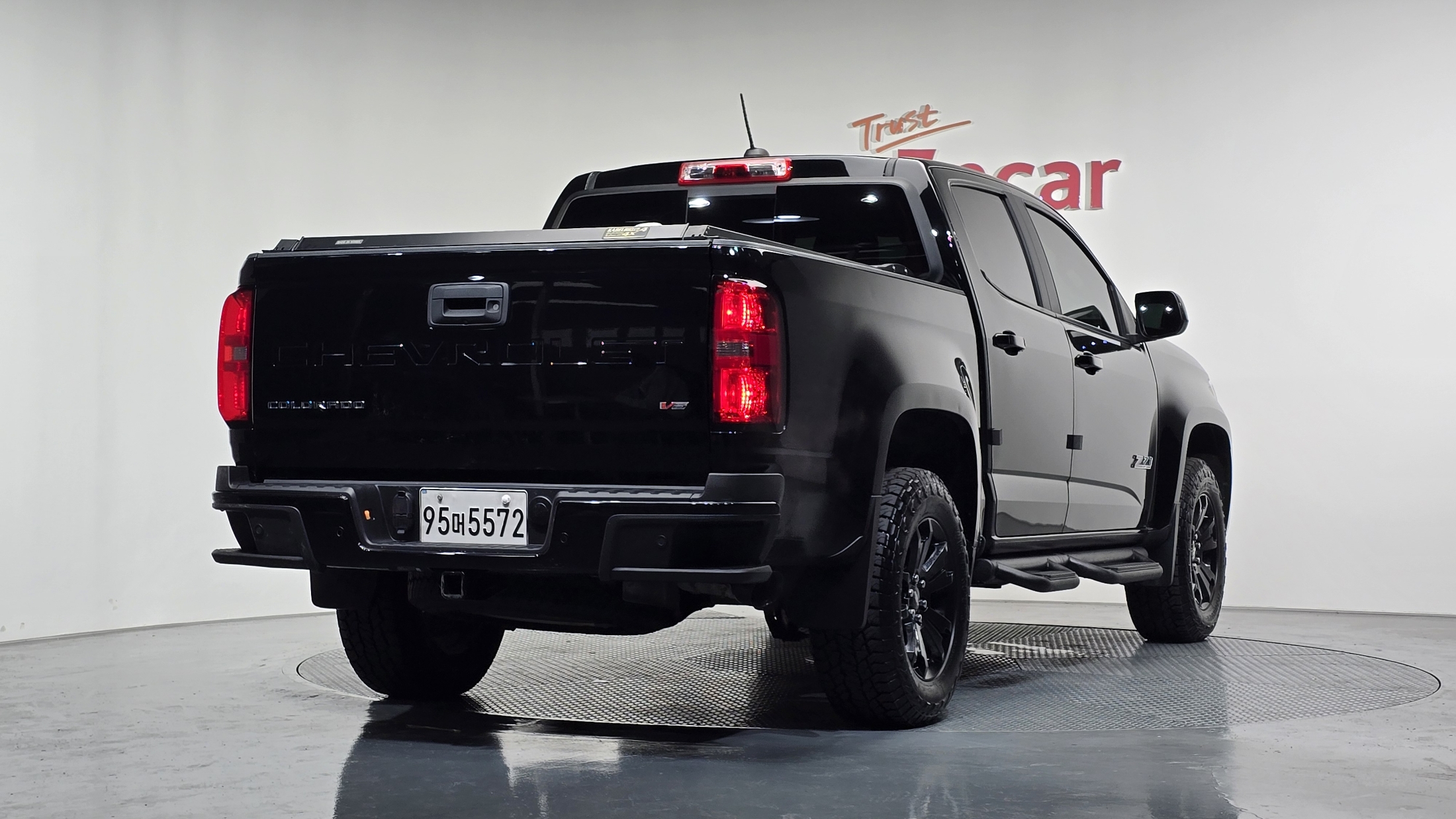 CHEVROLET COLORADO photo 2