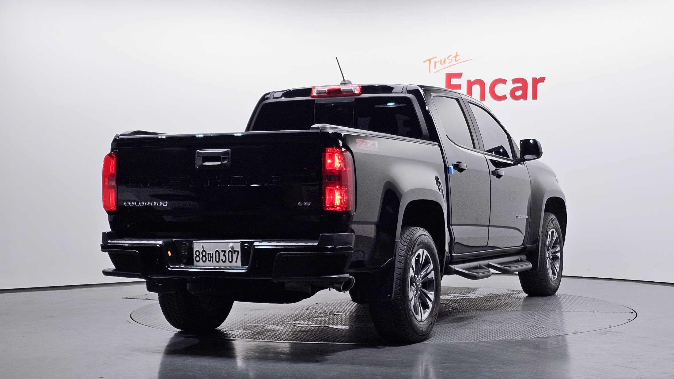 CHEVROLET COLORADO photo 2