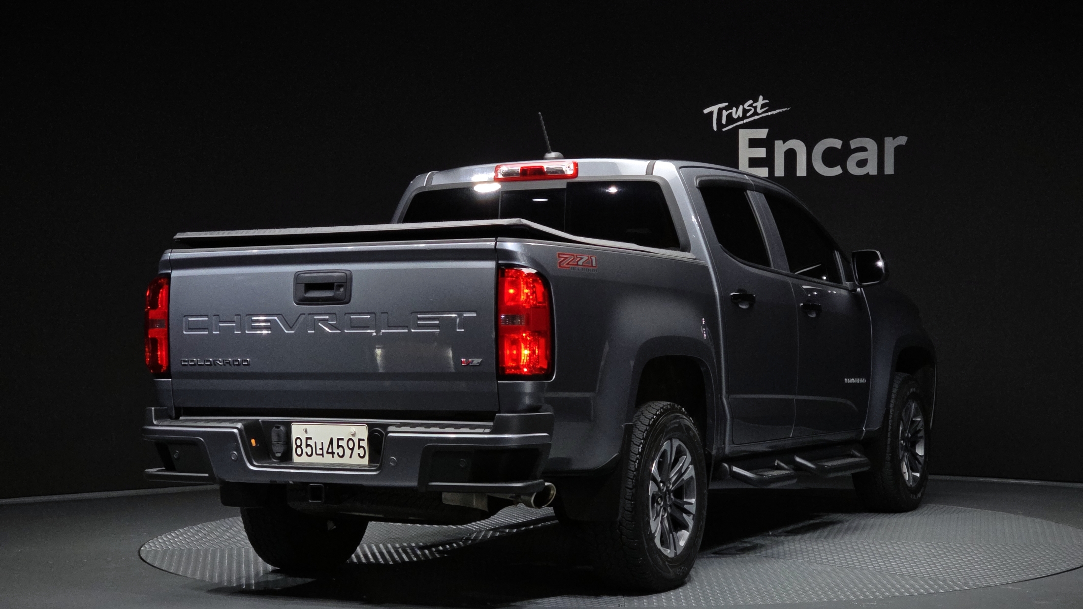 CHEVROLET COLORADO photo 2