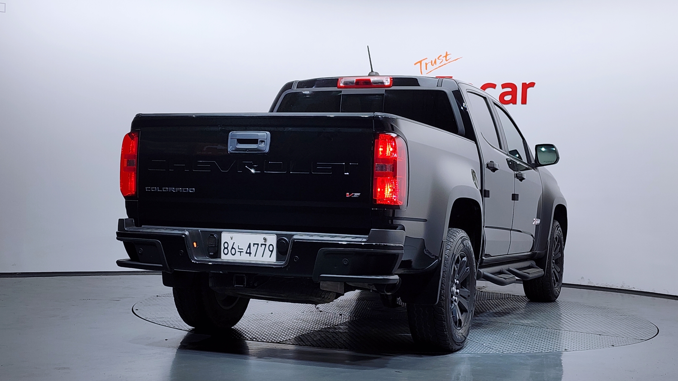CHEVROLET COLORADO photo 2