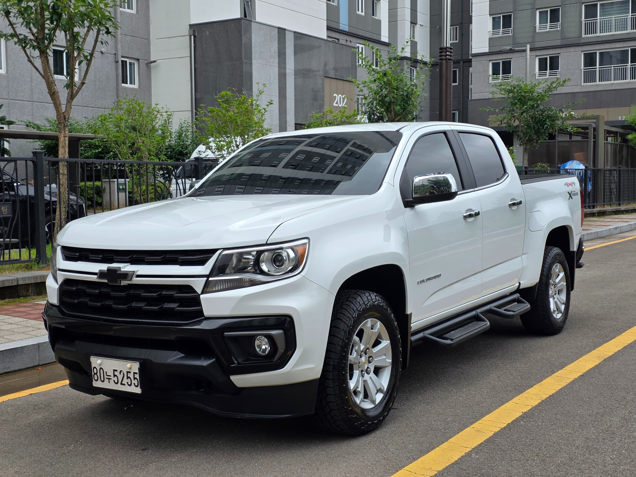 CHEVROLET COLORADO photo 2