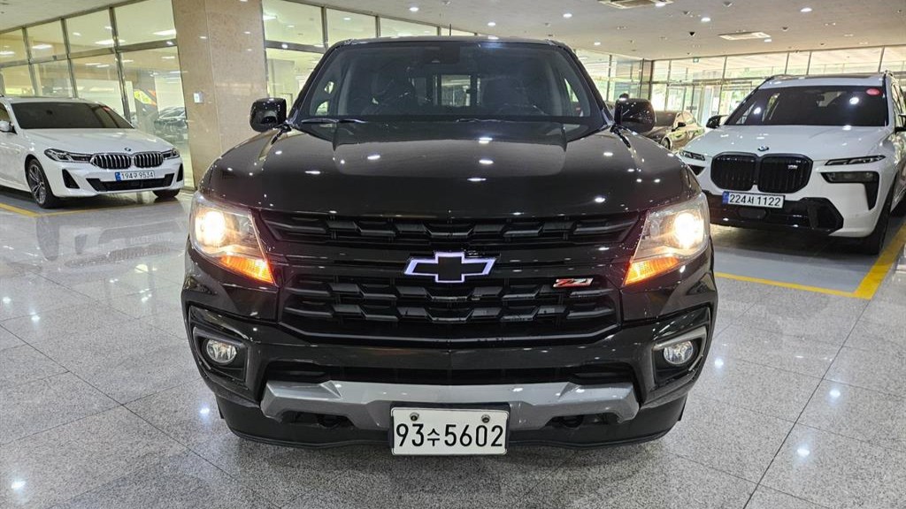 CHEVROLET COLORADO photo 2
