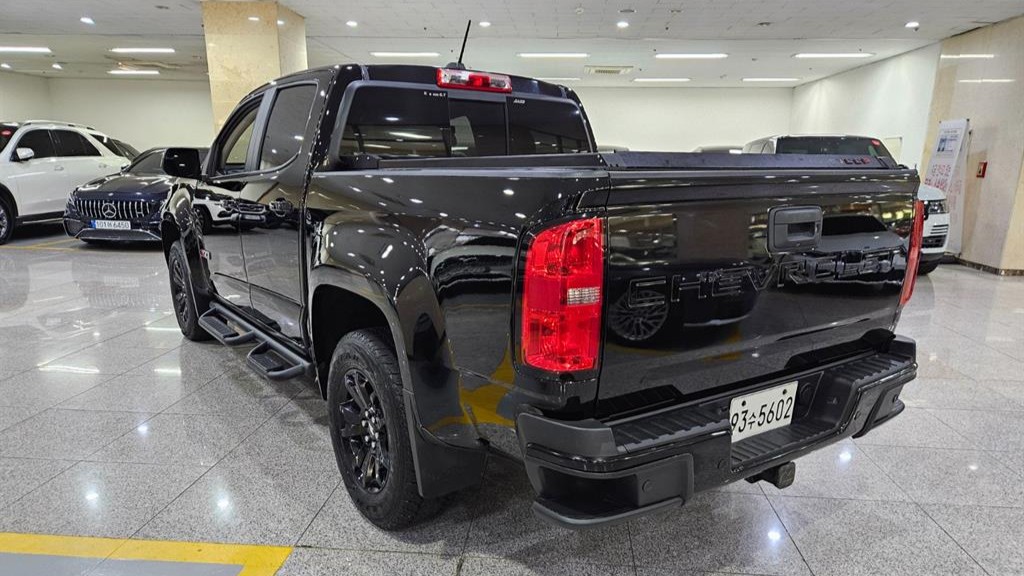 CHEVROLET COLORADO photo 3