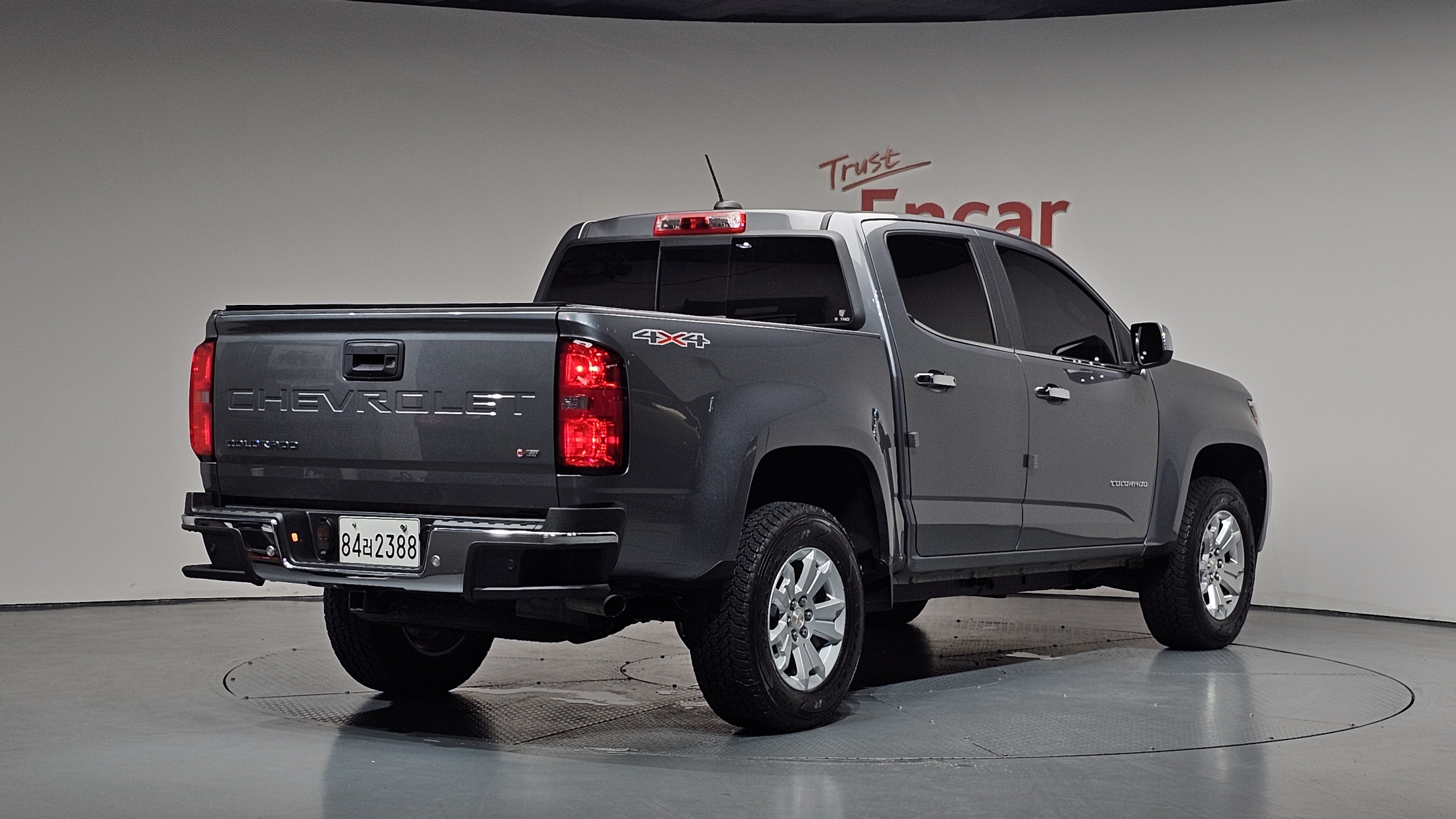 CHEVROLET COLORADO photo 2