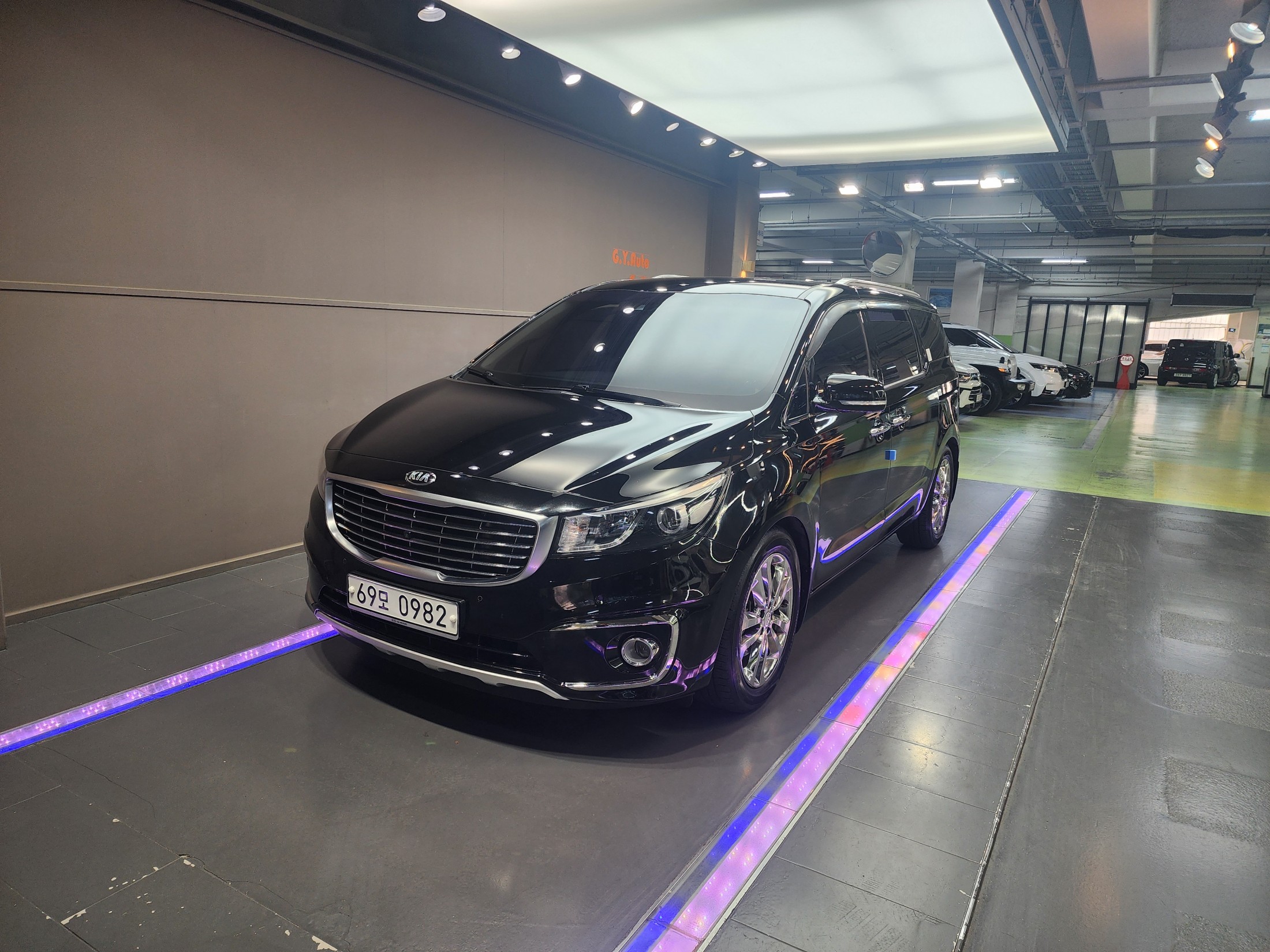 KIA CARNIVAL photo 2