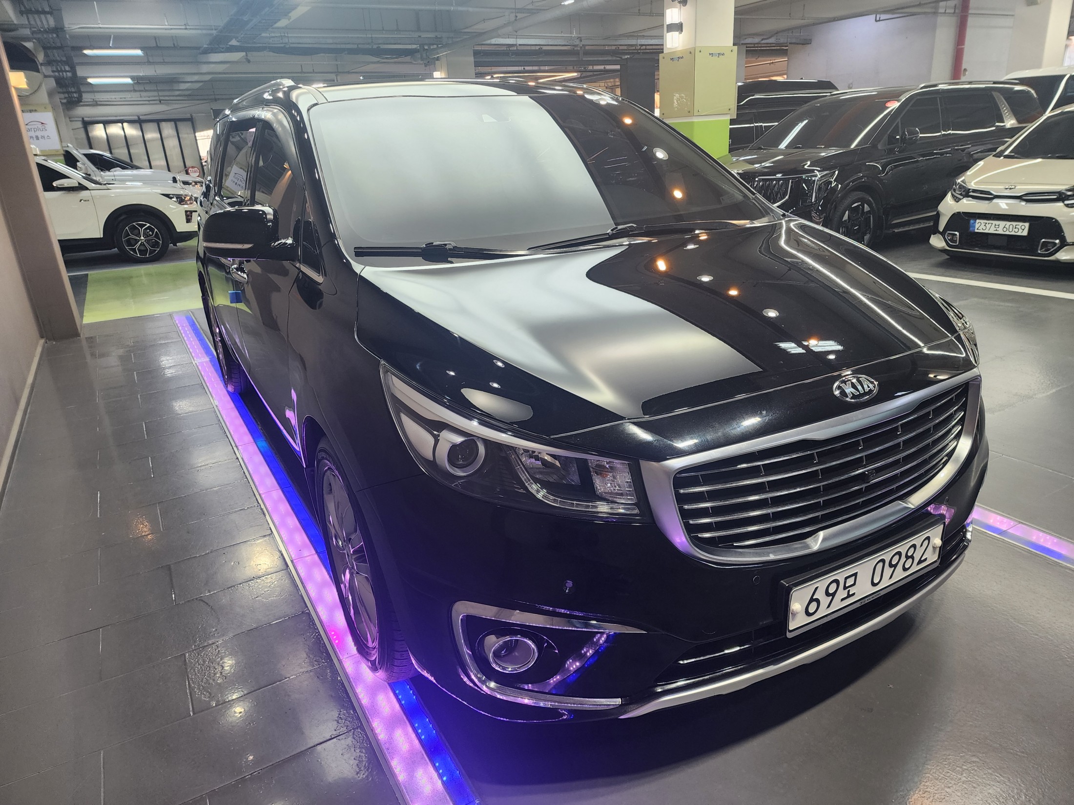 KIA CARNIVAL photo 3