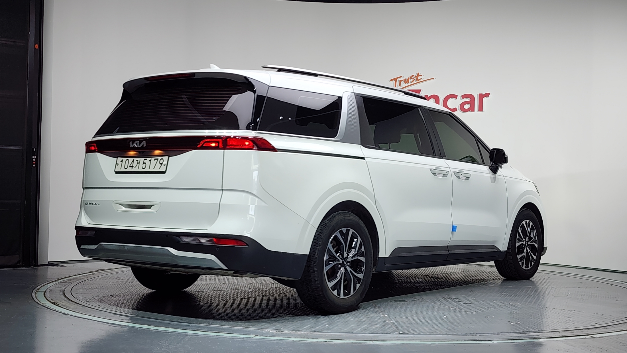 KIA CARNIVAL photo 2