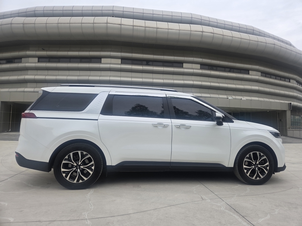 KIA CARNIVAL photo 2
