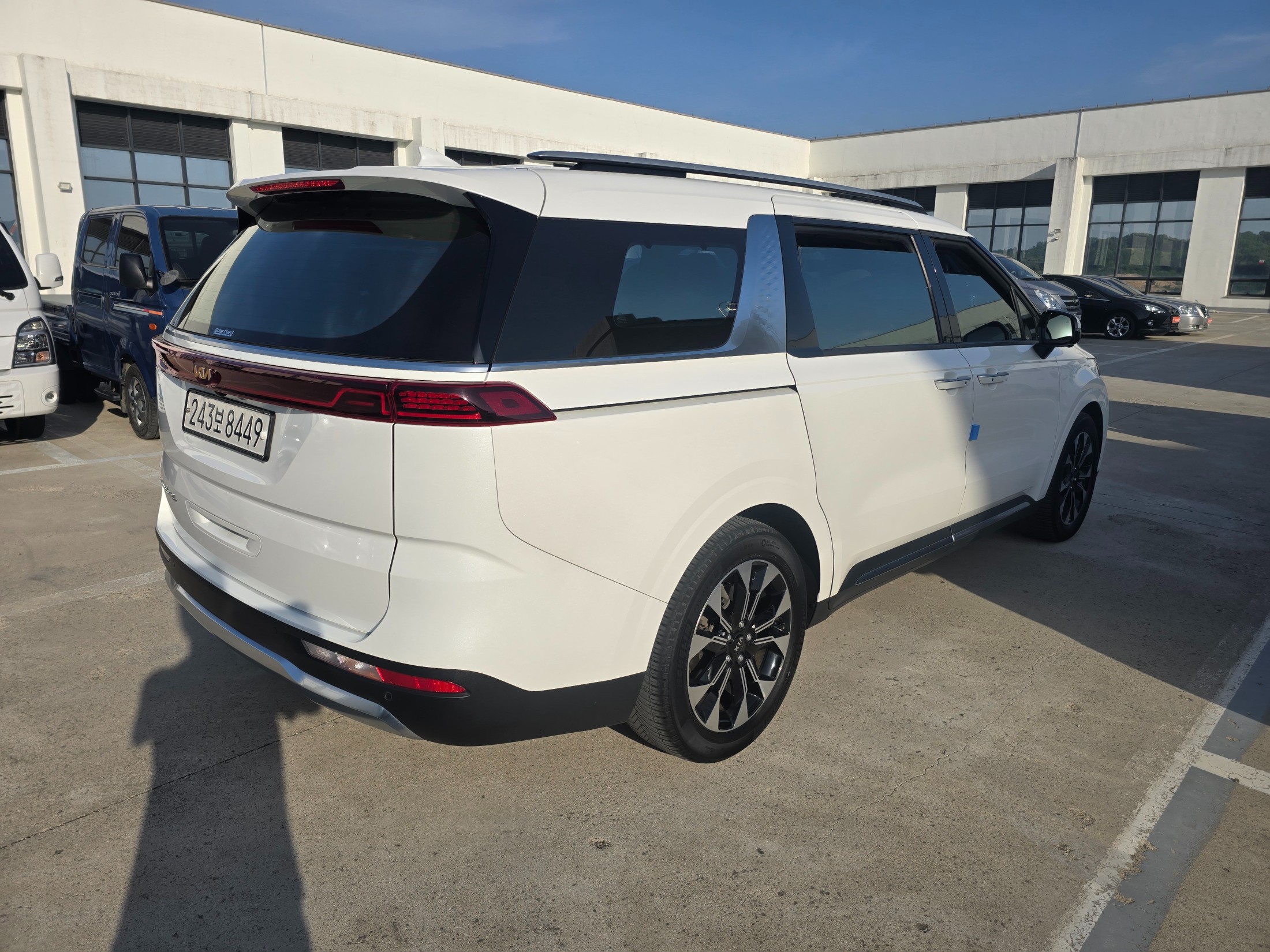 KIA CARNIVAL photo 3