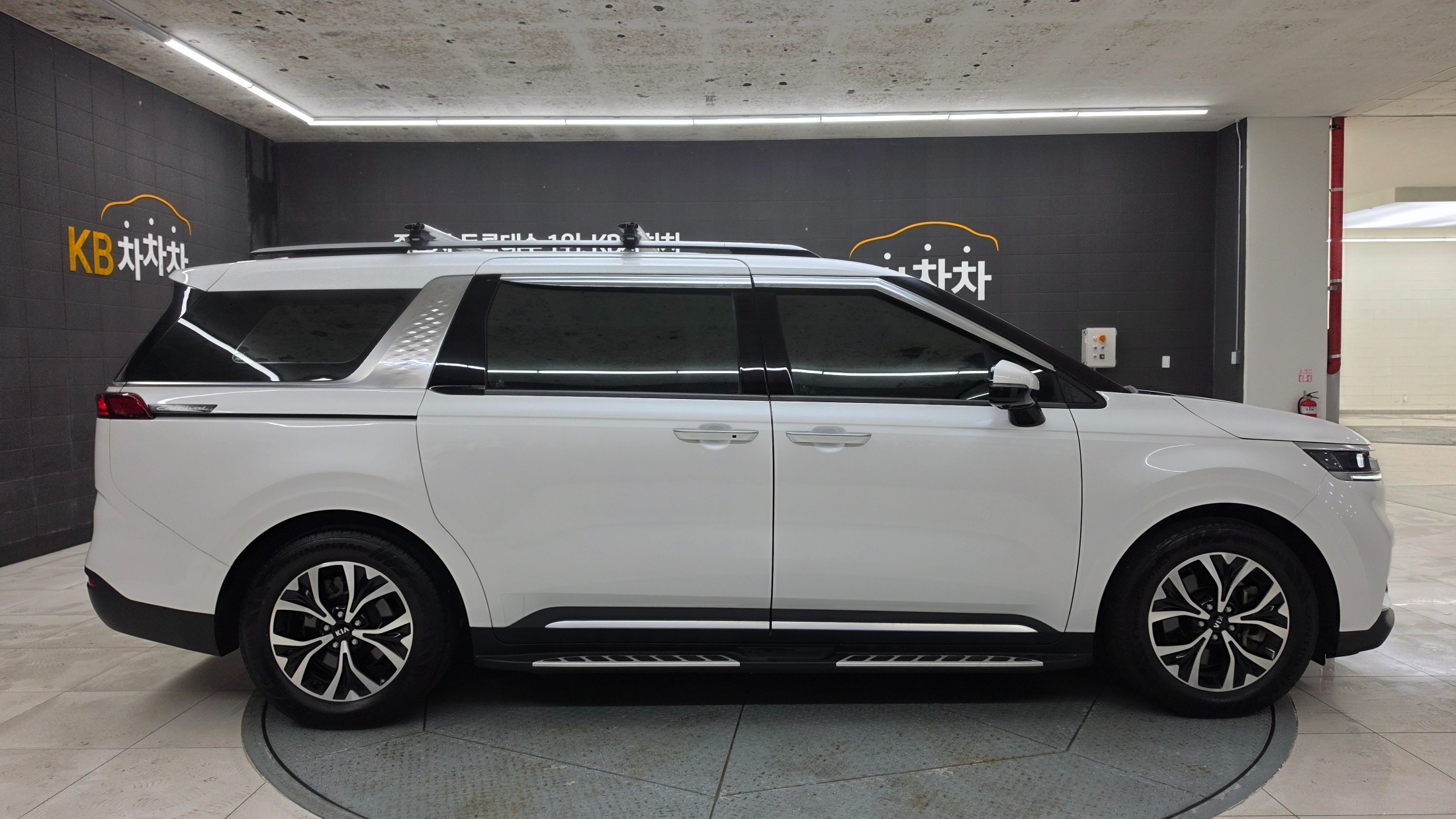 KIA CARNIVAL photo 3