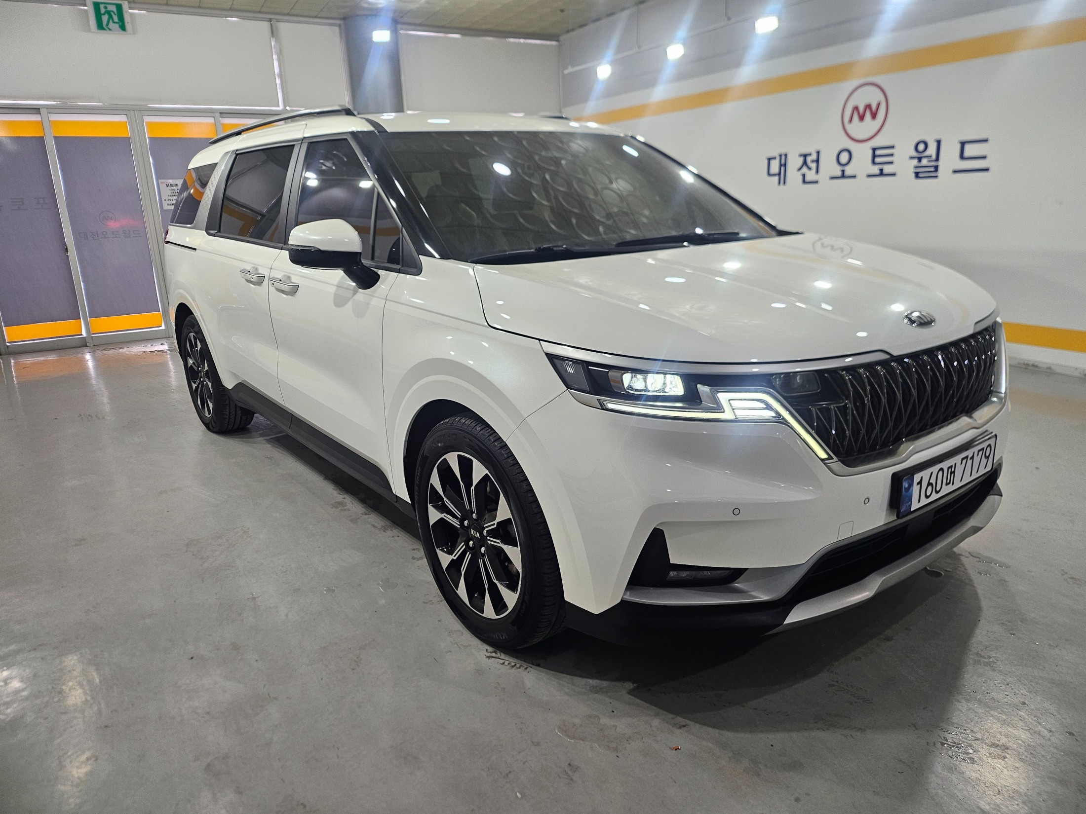 KIA CARNIVAL photo 2