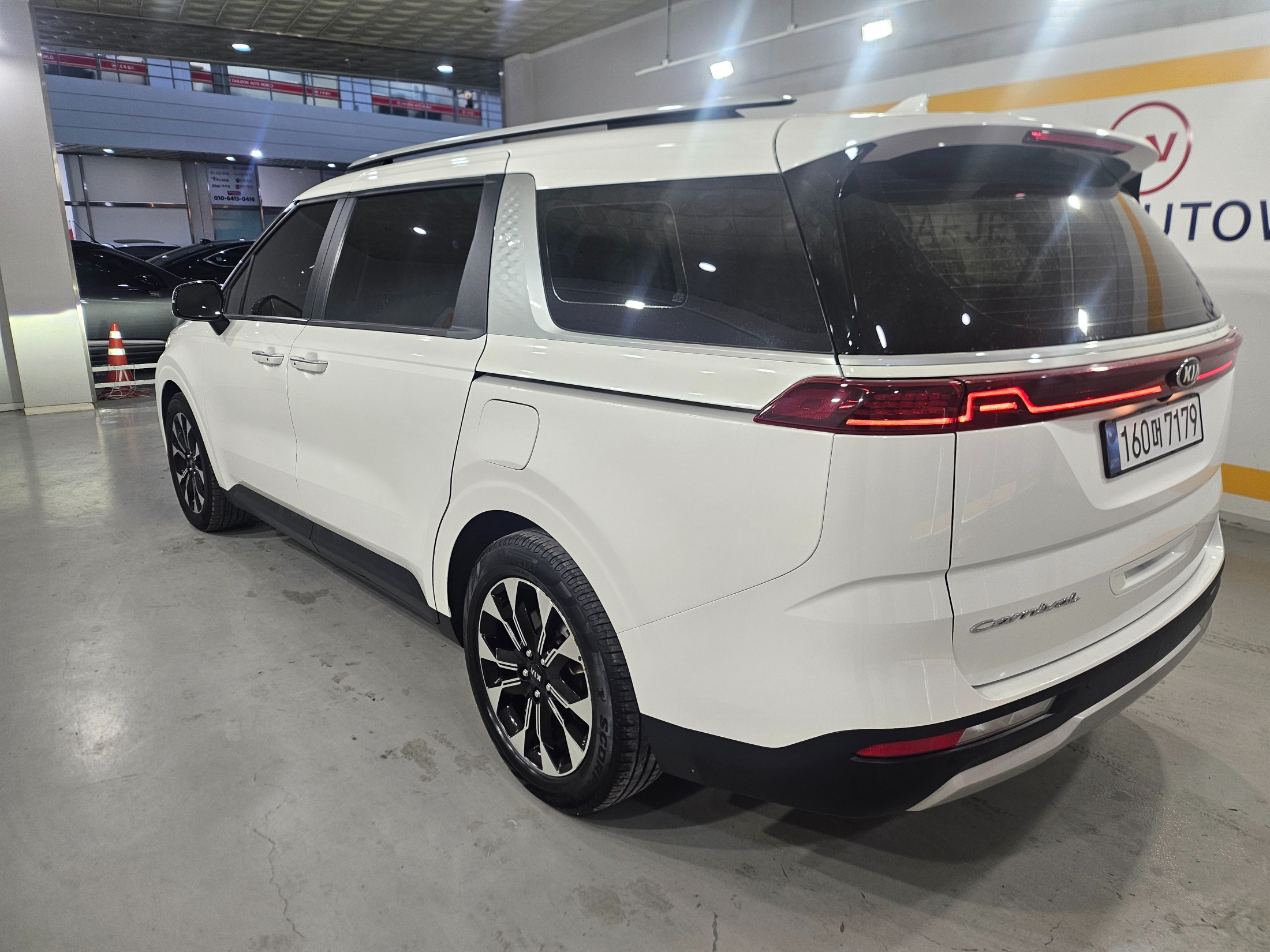 KIA CARNIVAL photo 3