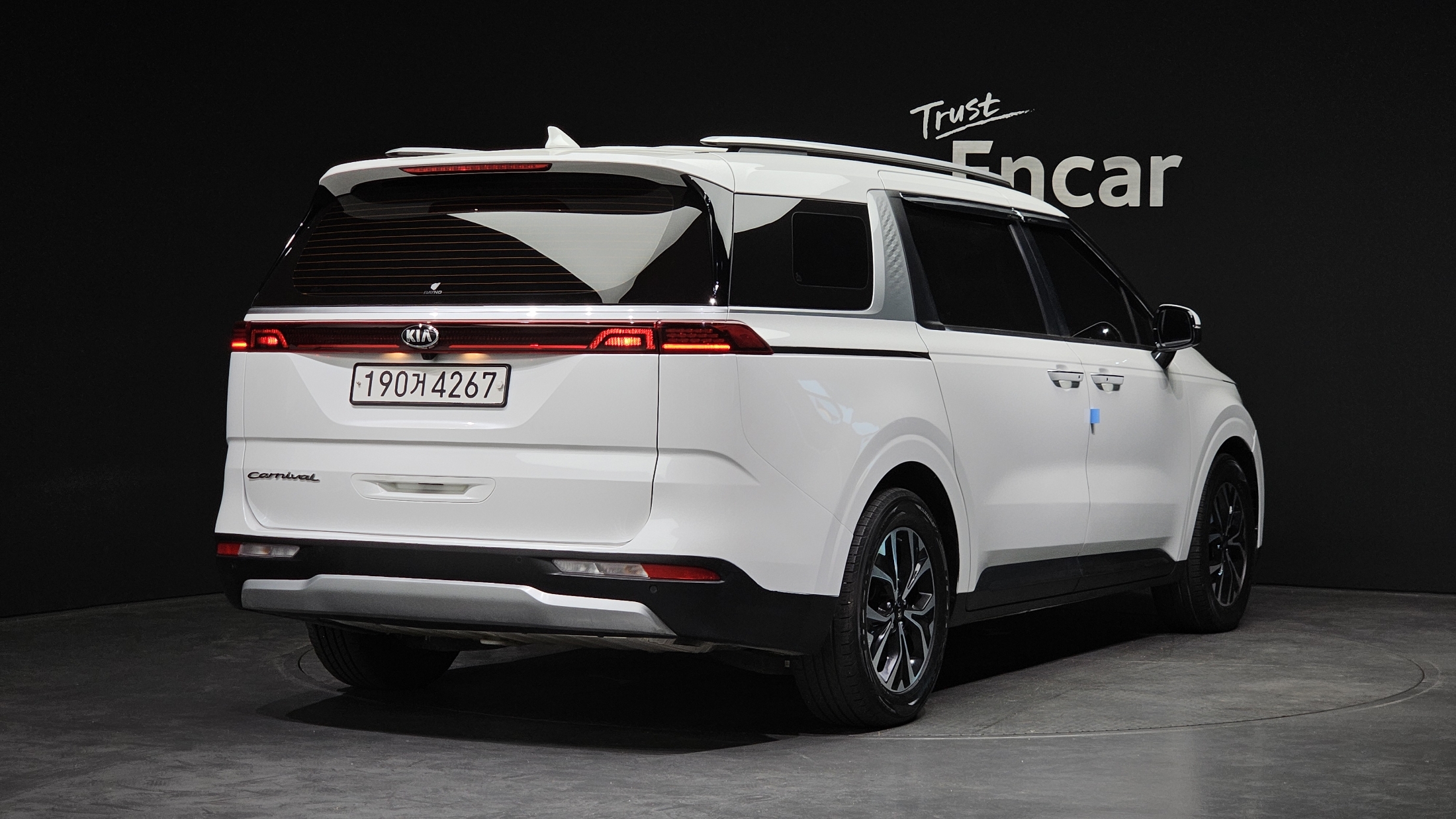 KIA CARNIVAL photo 2