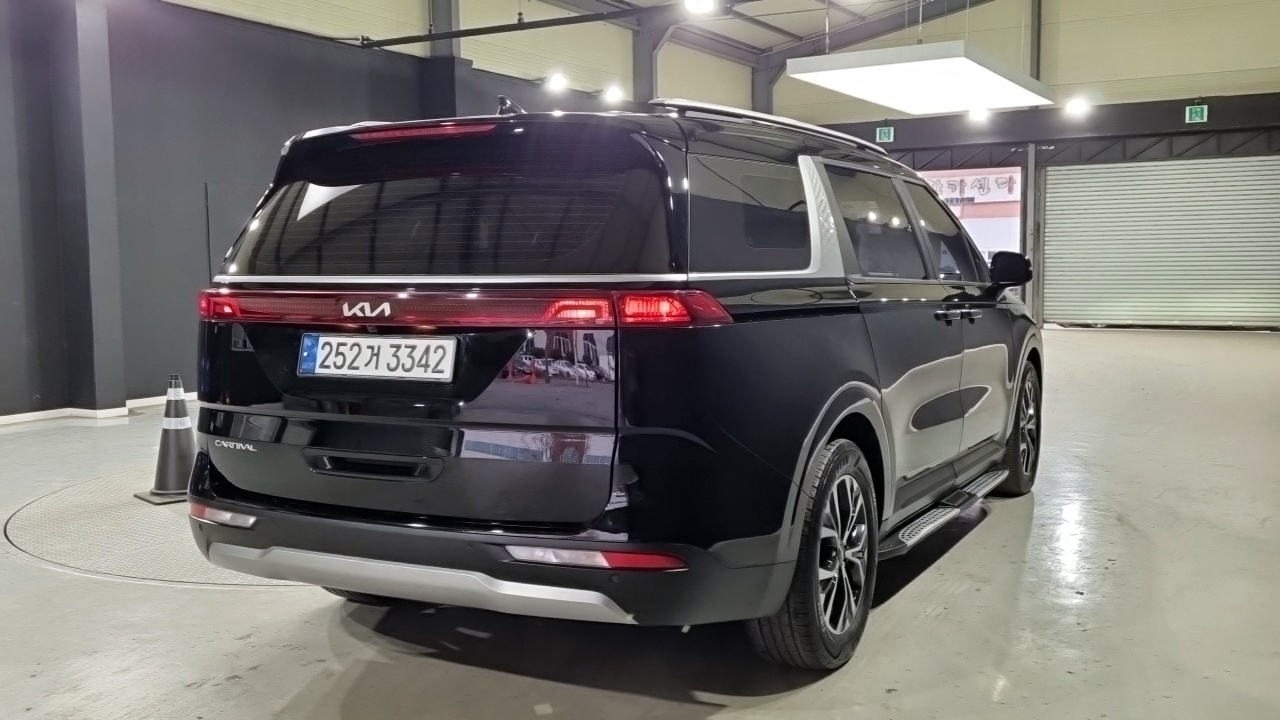 KIA CARNIVAL photo 3